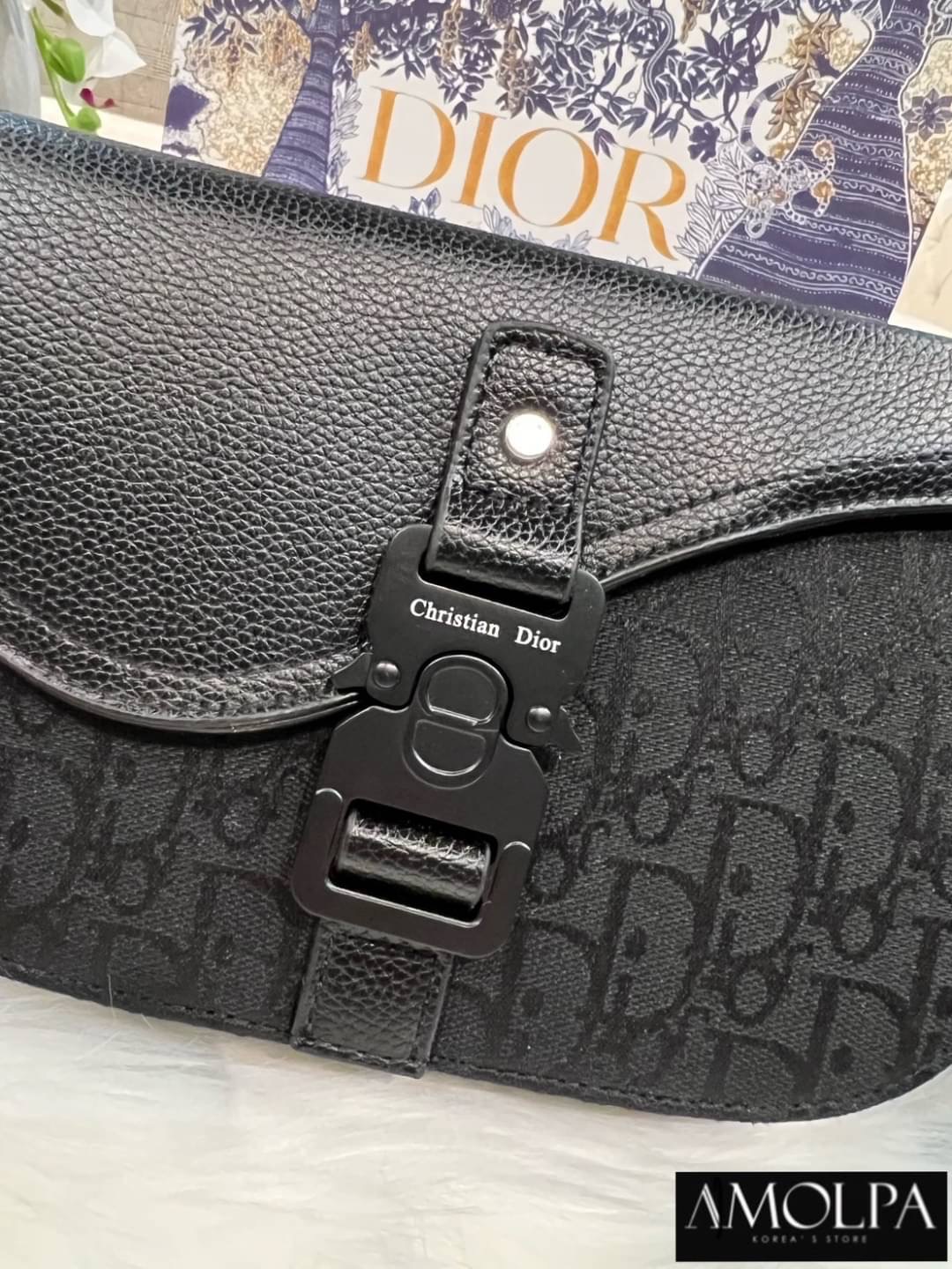 กระเป๋า CHRISTAIN DIOR SADDLE POUCH งานสวยมากก เหล่าบรรดาเซเลปทั้งหลายก็สะพายกัน