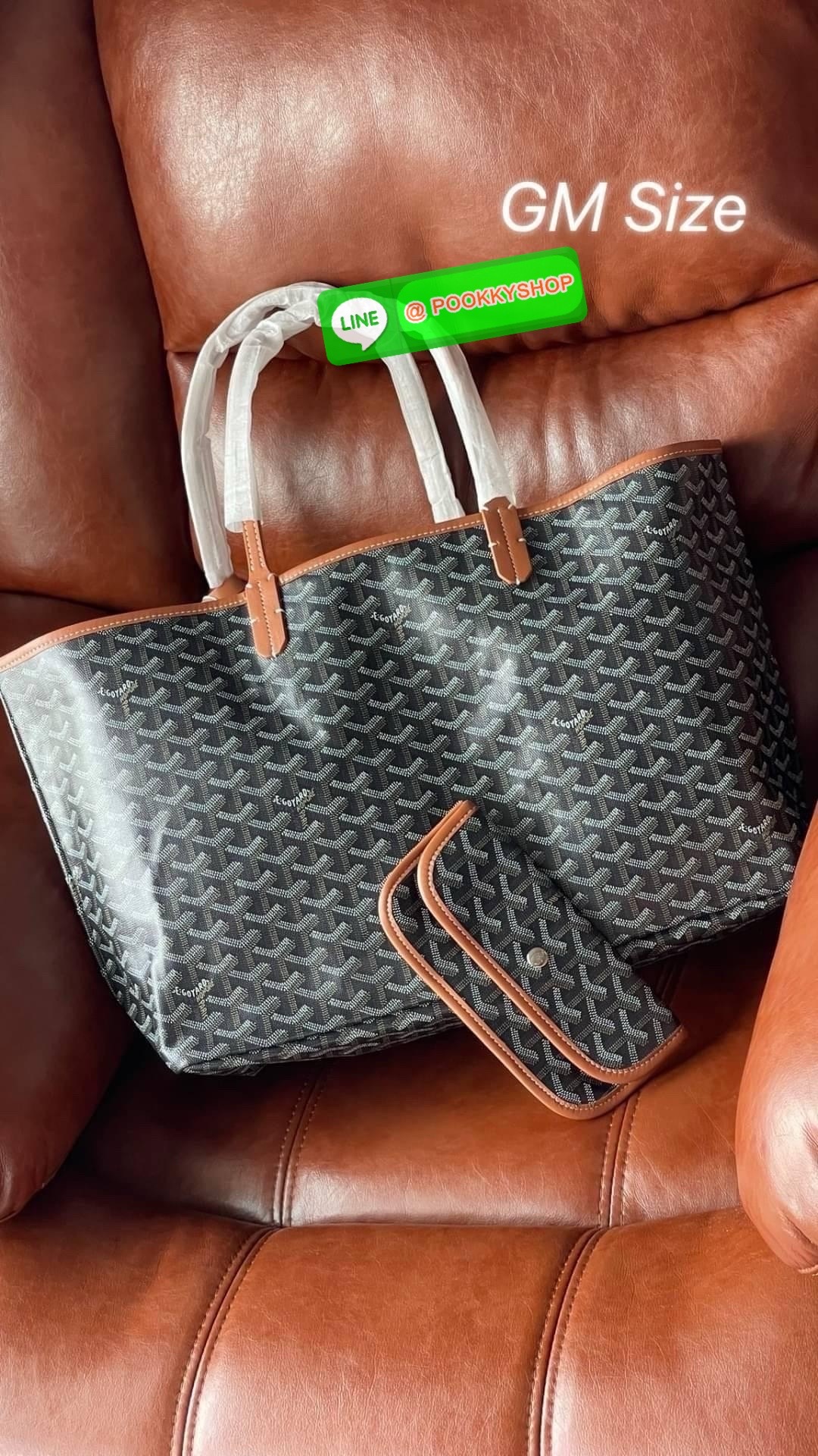 GM SIZE Goyard Saint Louis Claire-Voie GM Bag กระเป๋า Saint Louis GM มาในรุ่นลิมิเต็ดอิดิชั่นในผ้าใบ Goyardine Claire-Voie Grege สุดพิเศษใหม่ ผ้าใบเคลือบด้านในและสามเหลี่ยมด้านนอกที่โดดเด่นเป็นสีเดียวกันซึ่งสร้างภาพลวงตาที่สามารถมองเห็นผ่านกระเป๋าได้ กระเ