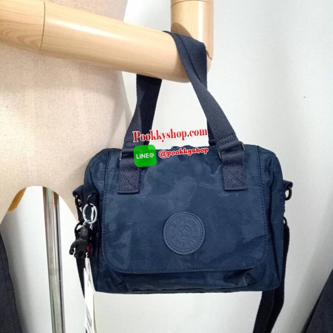 Kipling Brynne handbag & shoulder bag กระเป๋าถือหรือสะพายข้าง รุ่นใหม่จาก Kipling รูปทรงโค้งมนสวย พร้อมสายสะพายแบบคล้องแขนและสายสะพายยาว สามารถใช้งานได้ทั้ง 2 แบบ ด้านหน้ามีช่องใส่ของใช้จุกจิก ด้านในช่องโล่งกว้าง มีซิปข้างและช่องใส่ของแยกอีกฝั่ง เหมาะกับก