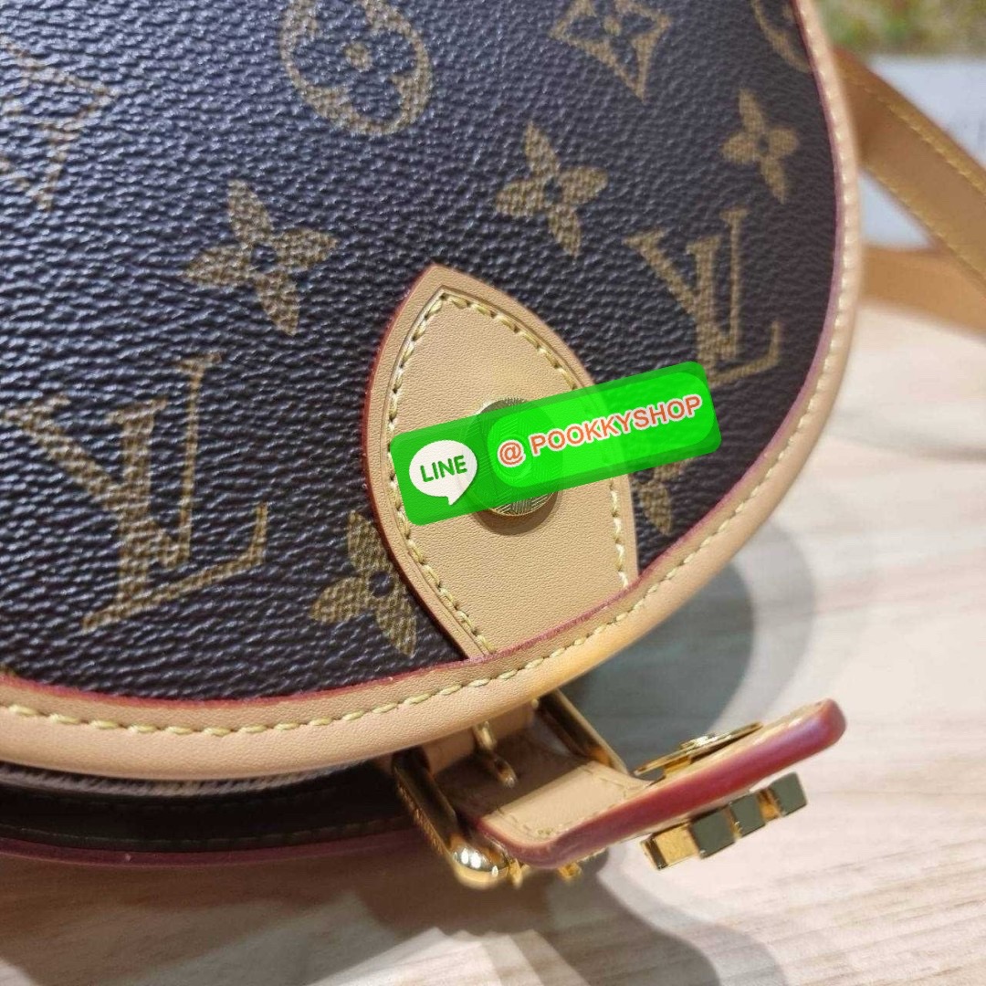 LV TAMBOURIN CROSSBODY BAG 🔆 Details รุ่นลิมิเต็ดหายาก กับกระเป๋าสะพายทรงสวย ดีไซน์คลาสสิค เปิด-ปิดด้วยกนะดุมแม่เหล็ก สายสะพายในตัว ปรับได้ หรือซ่อนสายและถือเป็น clutch ออกงานก็ได้ ดูแพงมากๆ ภายในเป็นช่องโล่ง ใส่ของจุกจิกได้ ของจำเป็นได้ โทรศัพท์ไ