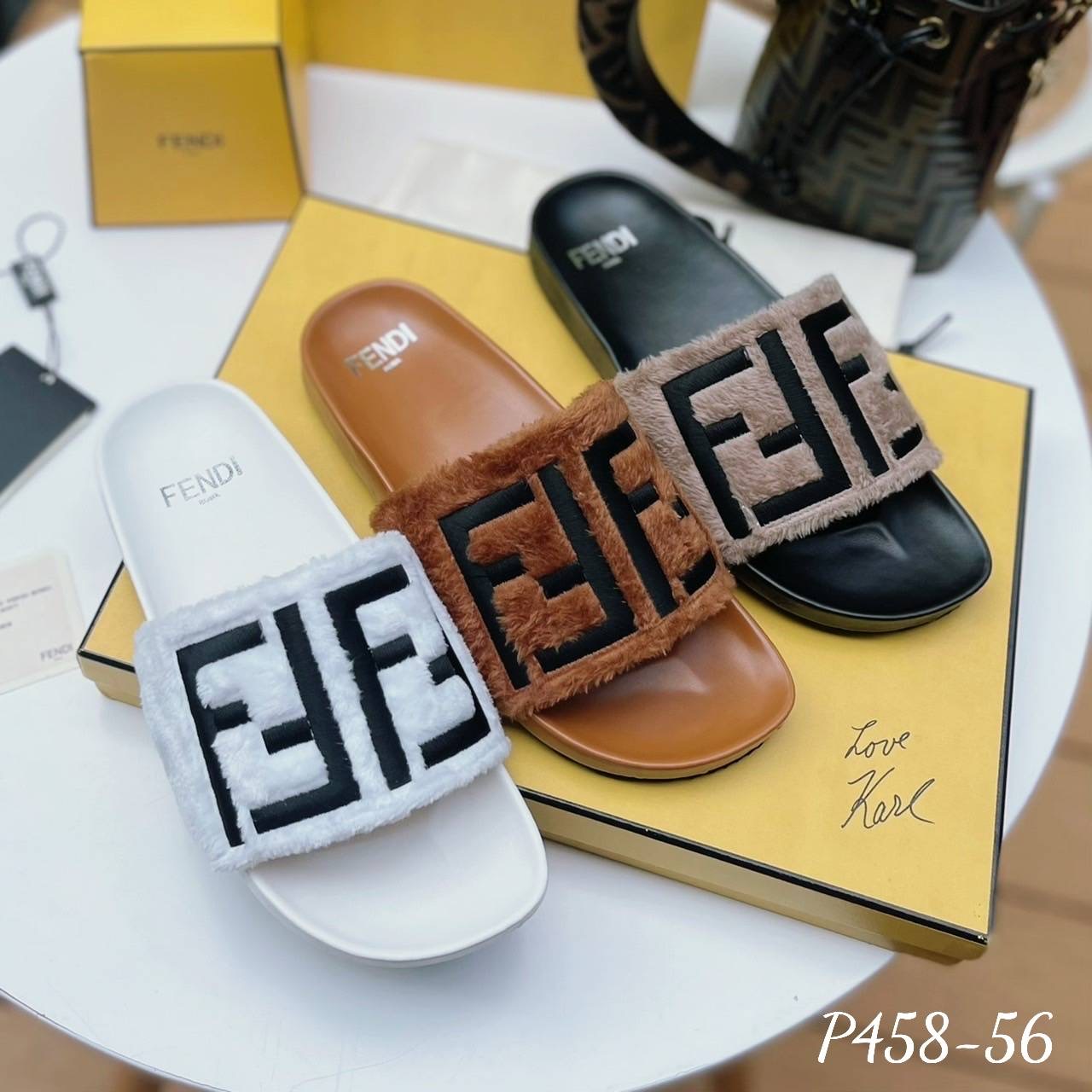 พร้อมส่ง งานมาใหม่ล่าสุดเลยค๊า รองเท้าแตะ ส้นแบน งานFe ndi. ขนเฟอร์นุ่มๆ งานปักโลโก้ น่ารักมากกกๆ ค่ะ นุ่ม ใส่สบาย มาไม่มากน้า รีบจัดเลยค๊า