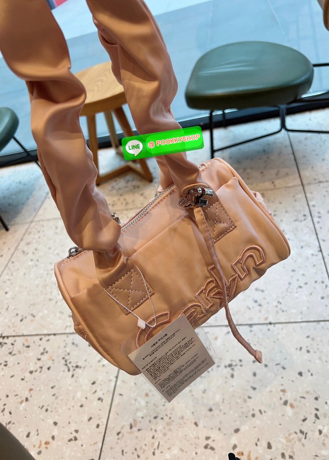 NEW ARRIVAL! น้องใหม่ล่าสุด มีความน่ารักไม่ไหวค่าสาวๆ CARLYN TIA MINI BAG พร้อมส่ง! สุดคิ้วท์ไปกับน้องสไตล์สายเกากันค่า ด้วยดีไซด์ใหม่ วัสดุไนล่อนอย่างดี ปักลายแบรนด์ทั้งใบสวยงาม