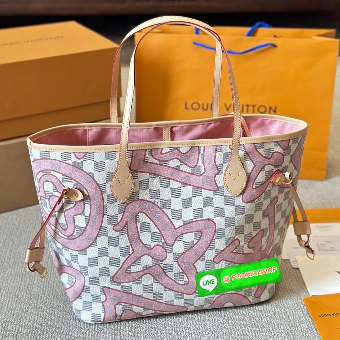 🕊️ พร้อมส่ง | LV Neverfull MM Tahitienne Damier Azur / Capri Monogram กระเป๋าทรงโท้ทใบใหญ่ ดีไซน์ใหม่ สีสันลวดลายโดดเด่นไม่ซ้ำใคร แต่งแต้มลงบนกระเป๋าสร้างดีเทลให้ดูมีมูลค่าเพิ่มขึ้น อัพลุคได้เลย มาพร้อมใบลูก เป็นอีกรุ่นที่มีคนใช้เยอะมากๆ ภายในโล่ง