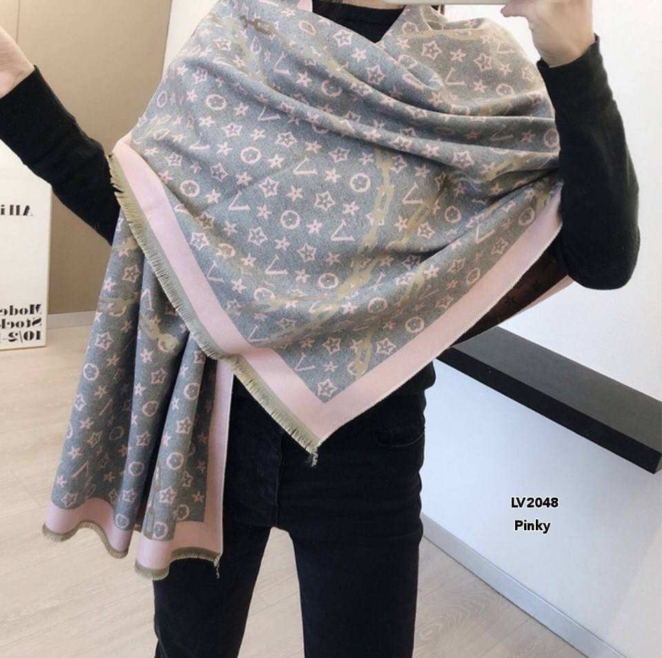 พร้อมส่ง LV2048 ผ้าคลุมไหล่ LV2048 งานนำเข้าแบรนด์LV รุ่นนี้เป็นผ้ามันวาว เด่นมาก ไฮโซตามแบรนด์เค้าเลย ผ้าไม่หนามาก อุ่นเหมือนผ้าห่ม เป็น accessories ได้ทั้งหน้าร้อน และหน้าหนาว