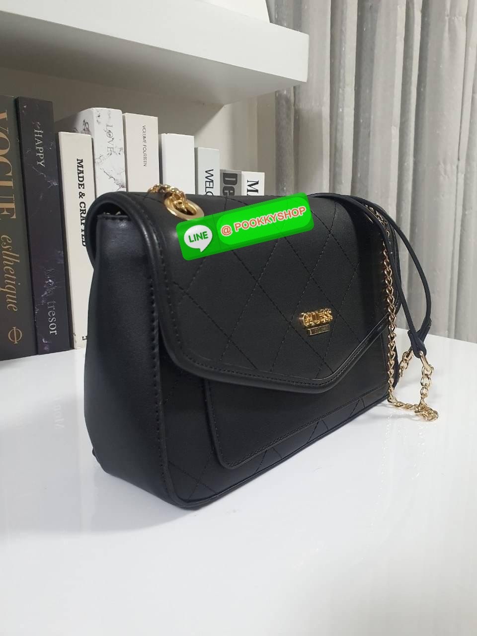 รุ่นใหม่ล่าสุด! พร้อมส่งครบสี GUESS ALENNA QUILTED FLAP CROSSBODY กระเป๋าสะพายไหล่&ครอสบอดี้ หนังสวยหรู อะไหล่ทอง เปิดปิดด้วยกระดุมแม่เหล็ก มีช่องเล็กด้านหน้าหนึ่งช่อง ด้านในใส่กระเป๋าสตางค์ยาว มือถือได้ทุกรุ่น พร้อมช่องซิปแยกให้ มาพร้อมสายสะพายไหล่ปรับได
