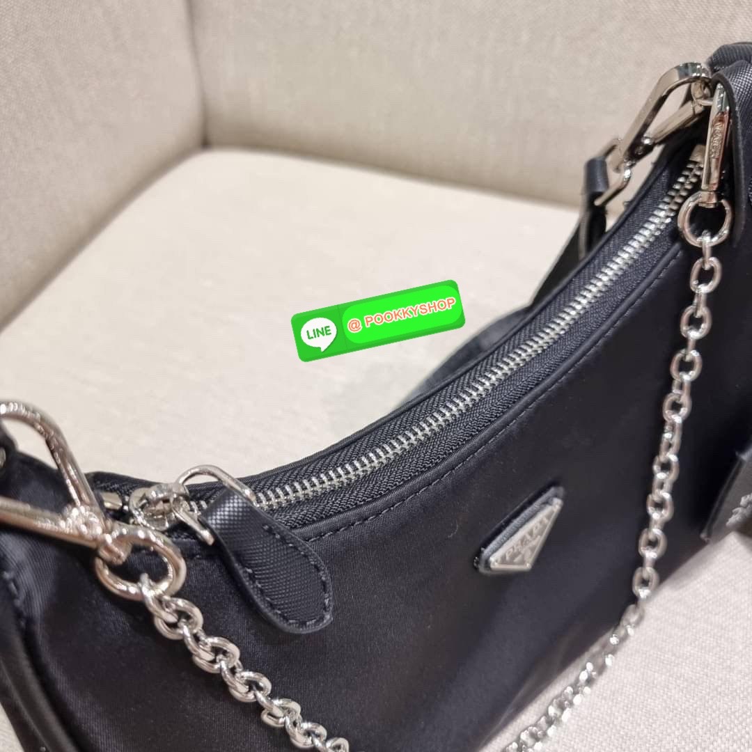 PRADA RE-EDITION 2005 RE-NYLON SHOULDER BAG ไอเท็มสุดปัง ที่ฮิตตลอดกาลไม่ว่าจะปีไหนๆ จัดให้ครบทั้งสีขายดีและสีใหม่ล่าสุด ที่สายคุณหนูห้ามพลาด!! กับกระเป๋าสะพายทรงคลาสสิค เหมาะเป็น everyday bag มากๆ วัสดุผ้าไนล่อนคุณภาพ พร้อมใบลูก ไว้ใส่เหรียญ ใส่กุญแจได้ส