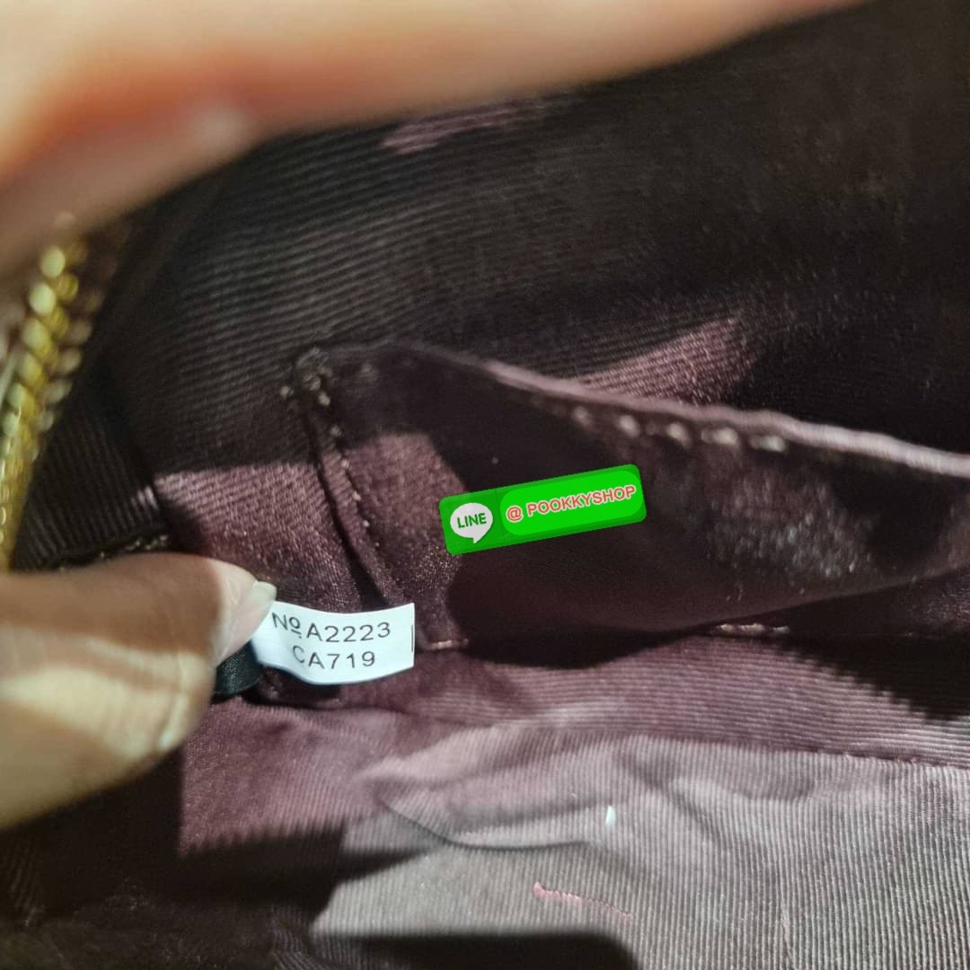 COACH CA719 MINI JAMIE CAMERA BAG IN SIGNATURE CANVAS WITH WILDFLOWER PRINT กระเป๋าสะพายข้าง สวยอยู่ทรง รอบนี้มาในไซน์มินิ ขนาดกำลังดี ดีไซน์น่ารักน่าใช้ ด้วยลายพริ้นท์คละรอบใบ วัสดุหนังแคนวาสเคลือบลาย เปิด-ปิดด้วยซิป ใช้งานสะดวก ภายในเป็นช่องโล่ง พกพาของ