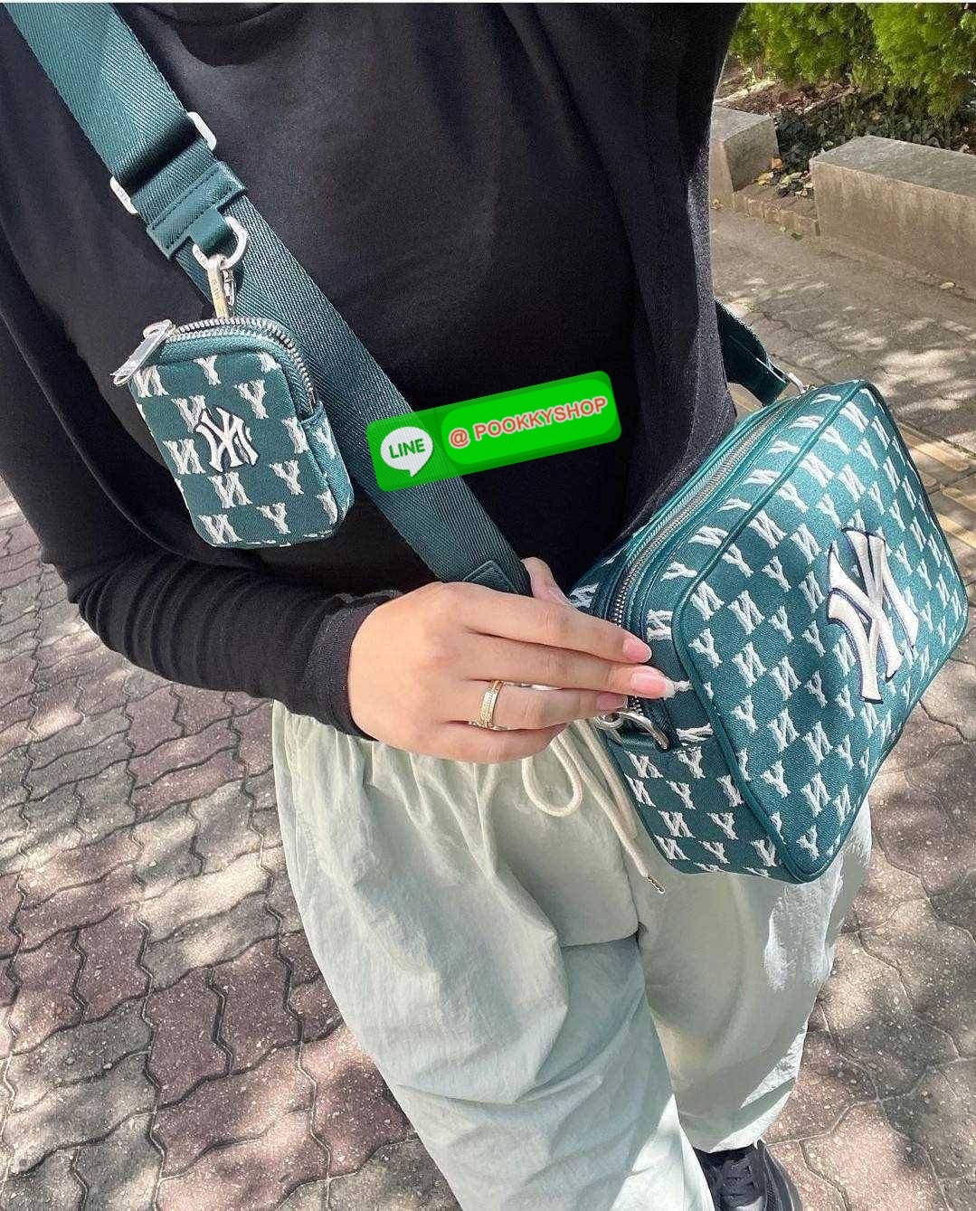 MLB JACQUARD MONOGRAM CROSSBODY BAG ฉุดไม่อยู่ ดาเมจแรงมาก!! กับกระเป๋าครอสบอดี้ ที่สายเกาต้องมี!! ดีไซน์ลวดลายโมโนแกรมเอกลักษณ์ ลงบนผ้า jacquard ได้อย่างลงตัวและสวยงาม เปิด-ปิดด้วยซิป ภายในโล่งกว้าง จุของสบายๆ มาพร้อมใบลูก และสายสะพายข้าง ให้ความคล่องตัว
