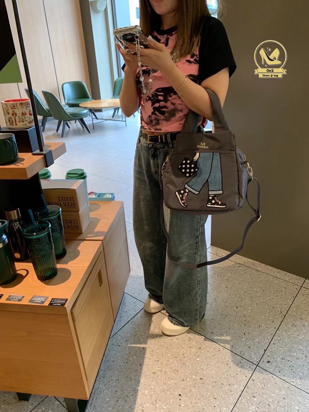 กระเป๋าเป้ได้ สะพายข้างได แบรนด์ miss zapatos วัสดุตัวกระเป๋าทำจากผ้ากันน้ำอย่างดี water proof อะไหล่สีเงิน ด้านบนเป็นปากซิป ด้านหน้า และด้านหลังมีช่องซิป ด้านข้างมีช่องใส่ของ งานจริงน่าใช้มาก สายกระเป๋าสะพายทำเป็นเป้ได้ หรือทำเป็น crossbody bag ก็ได้นะคะ