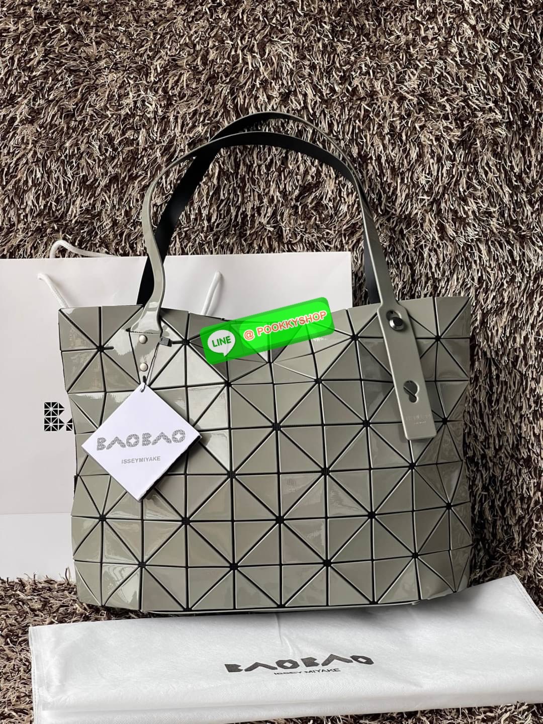 💕 Bao Bao Issey Miyake ROCK MATTE ซีรีส์นี้จะเป็นทรงสี่เหลี่ยมผืนผ้า มีซิปปิดด้านบน ถือเป็นรุ่นที่เหมาะกับการใช้งานในชีวิตประจำวัน สามารถพับมุมและบริเวณด้านล่างของกระเป๋าเพื่อเพิ่มความสะดวกสบายในการใช้งาน ทั้งยังช่วยให้วางกระเป๋าในแนวตั้งได้อีกด้ว