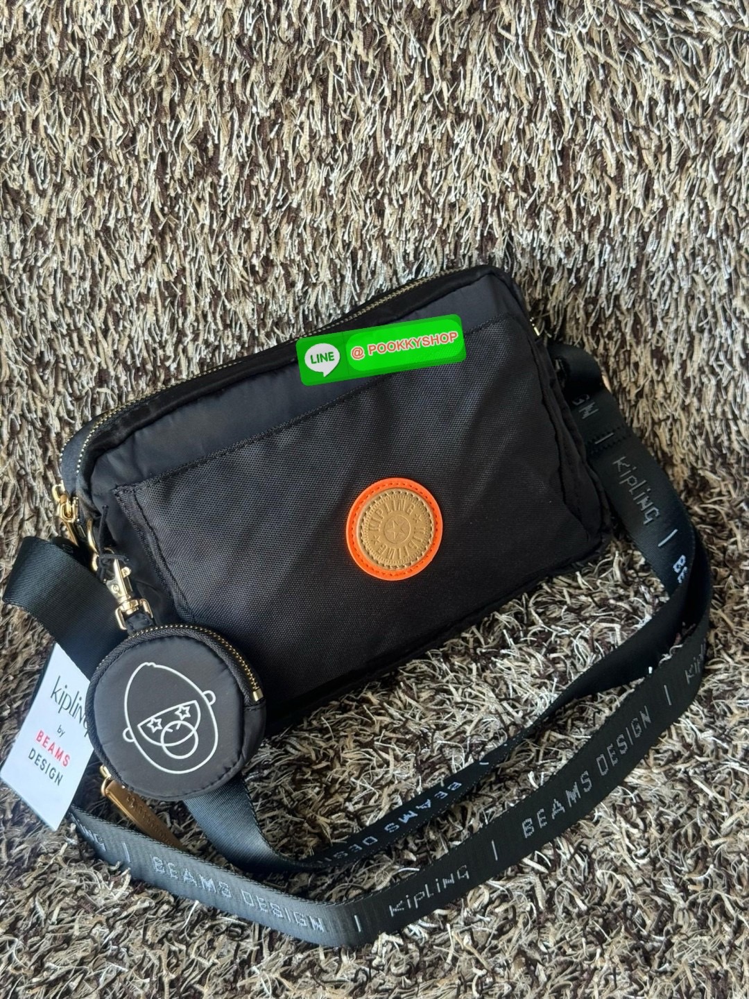 Kipling by BEAMS Design Abanu crossbody กระเป๋าสะพายไหล่ที่มีดีไซน์จากนักครีเอเตอร์ชื่อดังในประเทศญี่ปุ่น ทำให้ช่วยเพิ่มความโมเดิร์นไม่ตกเทรนด์ให้กับลุคเครื่องแต่งกายของคุณมากขึ้น ตัวกระเป๋ามีขนาดเล็กกะทัดรัดแต่สามารถใส่ของที่จำเป็นได้ ไม่ว่าจะเป็นโทรศัพท