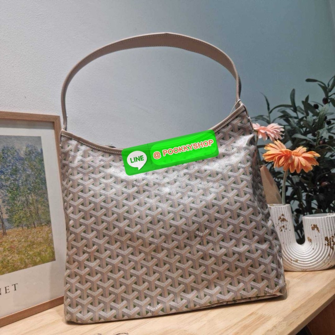 🔆 Model GOYARD BOHEME HOBO BAG 🔆 Details ไอเท็มที่ฮอต เด็ด! และมาแรง เข้าวงการแล้วออกไม่ได้จริงๆ! กับกระเป๋าโฮโบใบใหญ่ พร้อมใบลูก มาในสีลิมิเต็ดรุ่นที่ตามหา สวยเด่นเป็นเอกลักษณ์ด้วยลวดลายตัว Y เต็มผืน สายคล้องสะพายในตัว สะดวกใช้ หมดกังวลเร