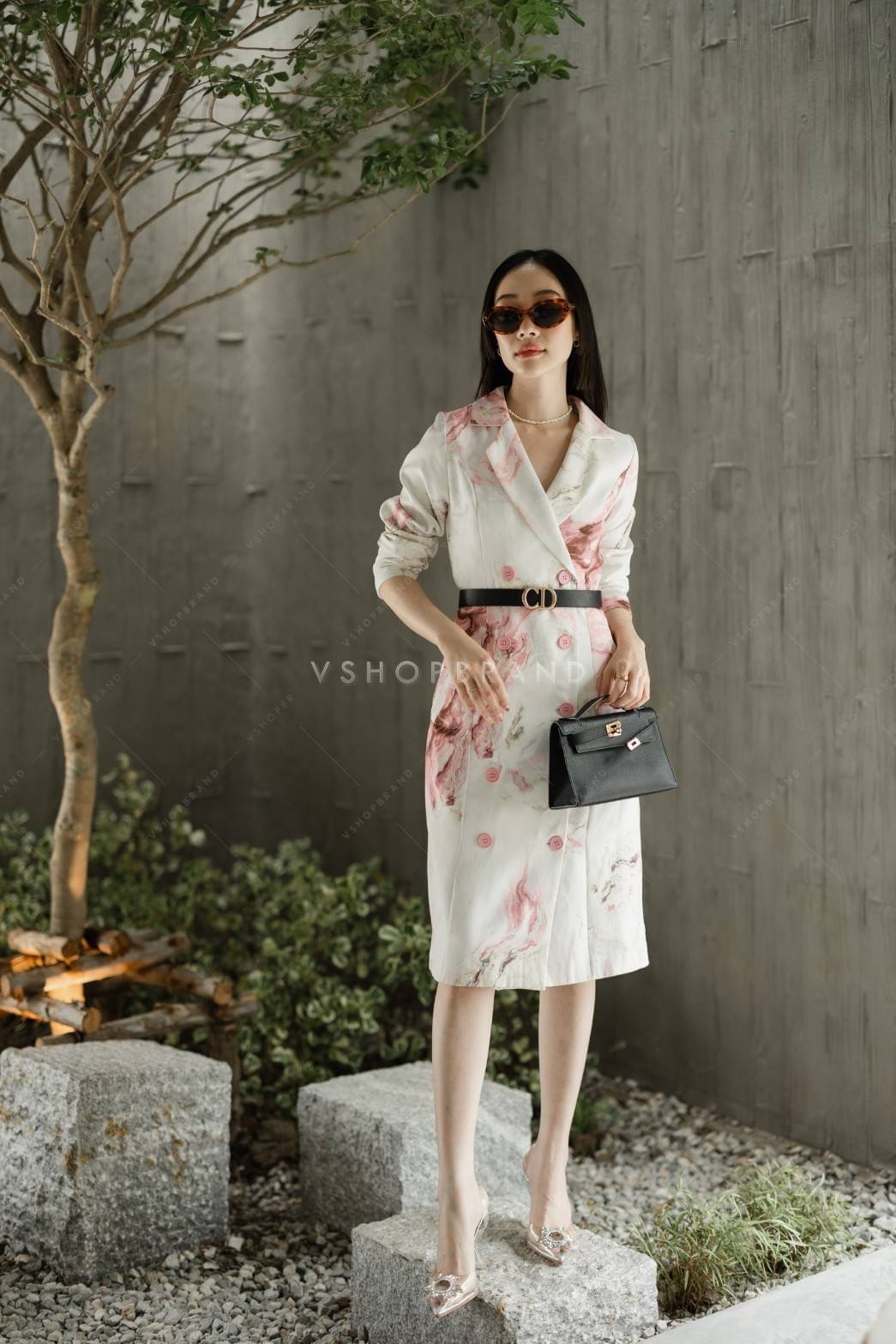 เดรสทรงสูทกระดุมคู่ พิมพ์ลวดลายหินอ่อน แต่งกระเป๋าข้าง มาพร้อมเข็มขัด CD ใส่แล้วเข้ารูป เก็บสรีระสวย ทางแบรนด์เลือกผ้าอย่างดีในการตัดชุด เย็บติดซับใน ใส่แล้วเรียบหรูดูผู้ดีมากค่ะ