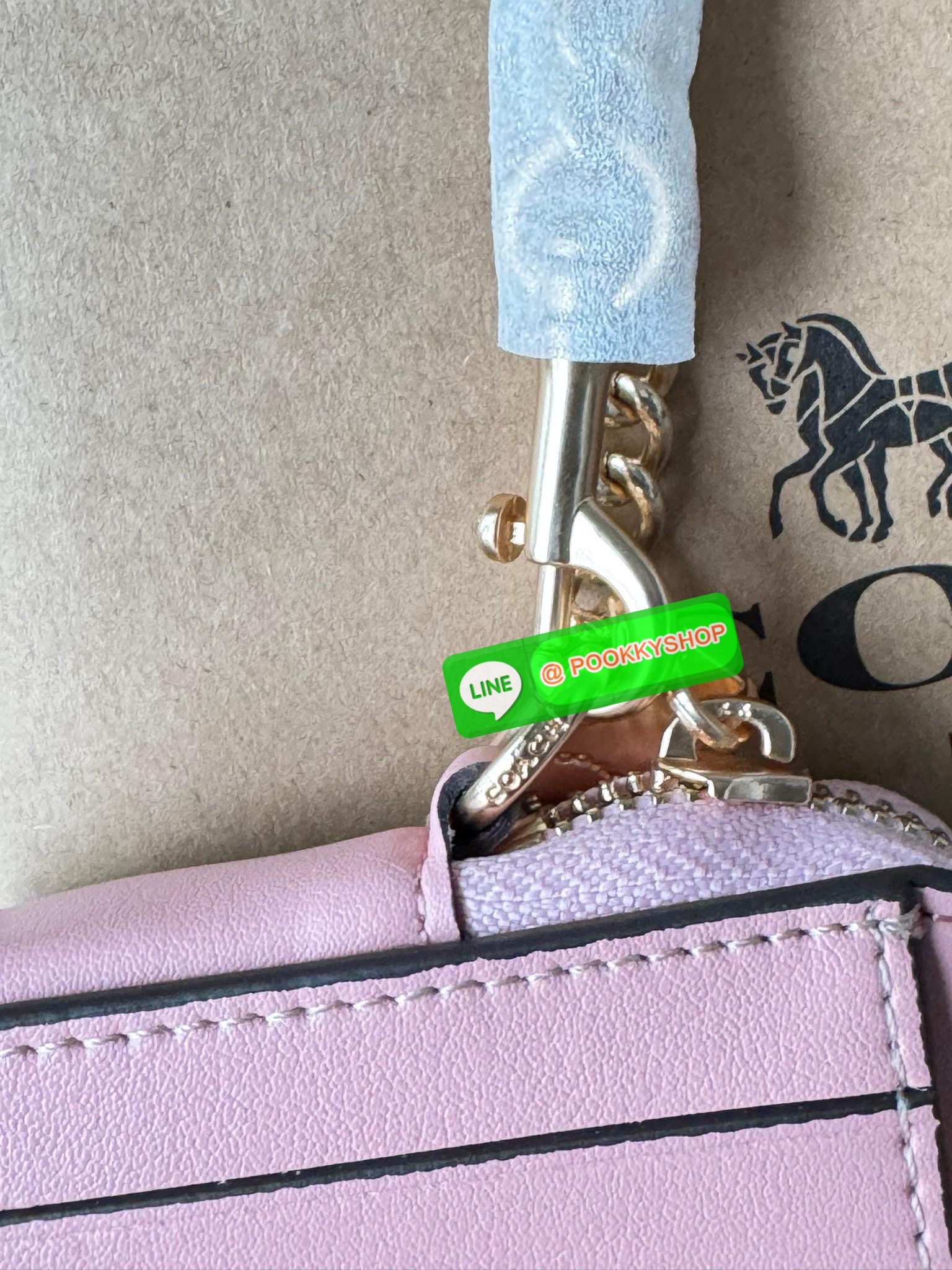 Coach Signature Zip Card Case (C0058) กระเป๋าใบนี้นอกจากช่องใส่บัตรแล้ว ด้านหลังยังมีช่องสำหรับใส่ธนบัตรหรือเหรียญสามารถเปิดปิดได้ด้วยซิป เพิ่มลูกเล่นเป็นสายโซ่คล้องมือ หรือคล้องกับกระเป๋าก็ได้เช่นกัน ขนาดกะทัดรัด พกพาสะดวก การดูแลรักษาง่าย ยังให้ลุคที่ดู