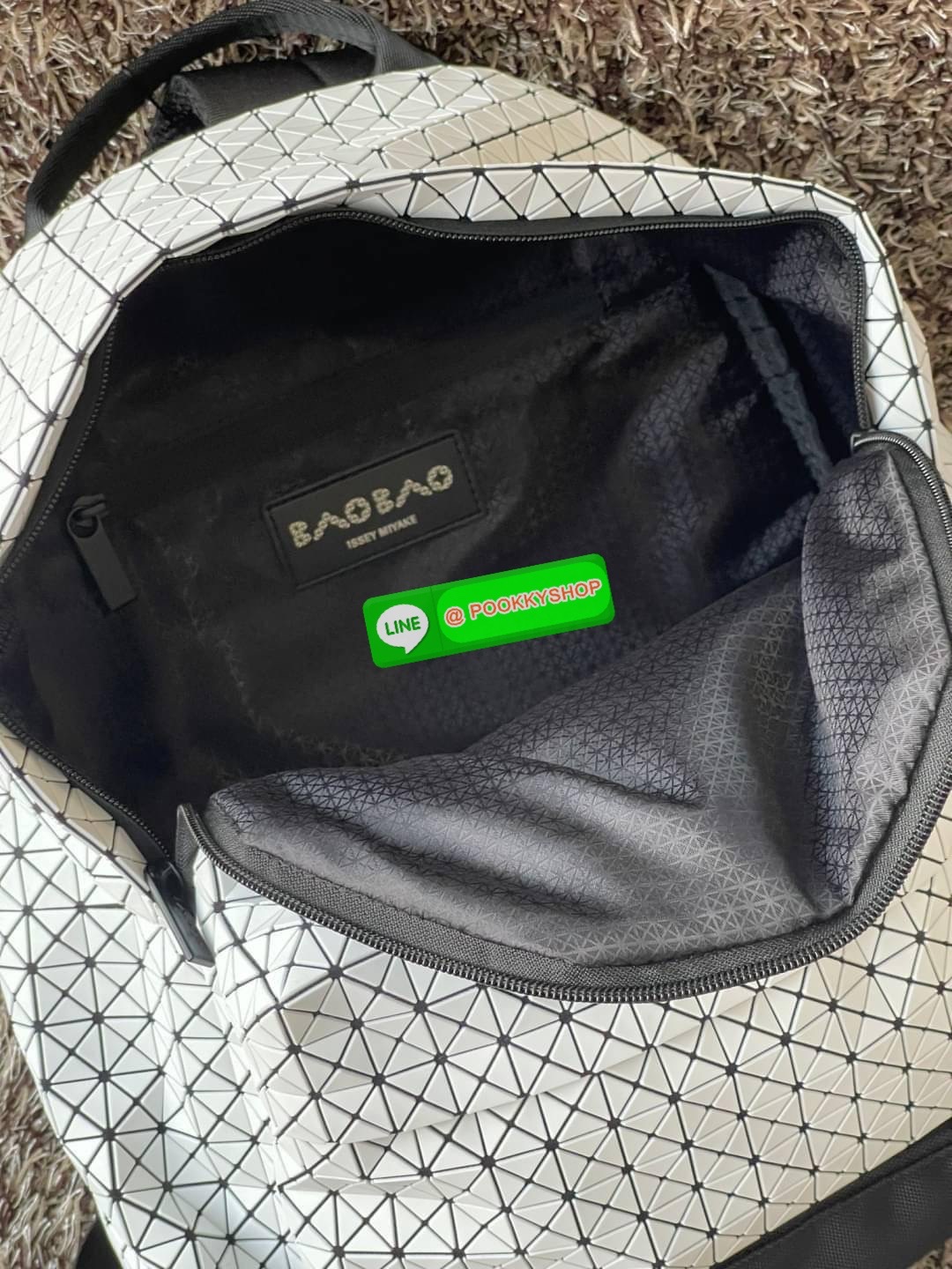 Bao Bao Issey Miyake Daypack geometric backpack กระเป๋าเป้ทรงคลาสสิก รองรับน้ำหนักได้ดี เหมาะกับการเดินทาง เป้สะพายหลังรุ่น Daypack One-Tone Backpack มาในรูปทรงกระเป๋าเป้สุดคลาสสิก โดดเด่นด้วยการออกแบบที่เป็นเอกลักษณ์ วัสดุสามเหลี่ยมขนาดเล็กพิเศษ ได้กลิ่น