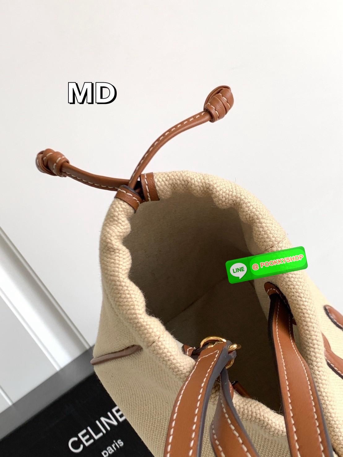CELINE Small Cabas Drawstring Cuir Triomphe / CELINE TOTE BAG กระเป๋าทรงโท้ทน่ารักน่าใช้ ตัวกระเป๋าหนังนุ่มมาก ปากกระเป๋าเป็นหูรูดดึงปรับทรงได้สองแบบสองสไตล์ ด้านในเปิดปิดด้วยกระดุม ภายในโล่งกว้างจุของได้คุ้มๆ มาพร้อมสายสะพายยาวถอดและปรับได้ แมทช์กับเสื้อ