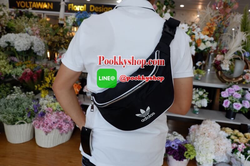 ADIDAS ORIGINALS ADICOLOR WAIST BAG Best seller! **ดาราเซเลปใช้กันเพียบ ช้าอดหมดก่อนนาจา กระเป๋าคาดอก/คาดเอวสุดชิค ดีไซน์เรียบง่าย แต่สะพายแล้วเท่ห์ คลาสสิคสุดๆ อะไหล่เงิน เปิด-ปิด ด้วยซิป ภายในกว้าง ใส่กระเป๋าสตางค์ยาวได้ และของจุกจิกได้ พอประมาณ มีช่องซ