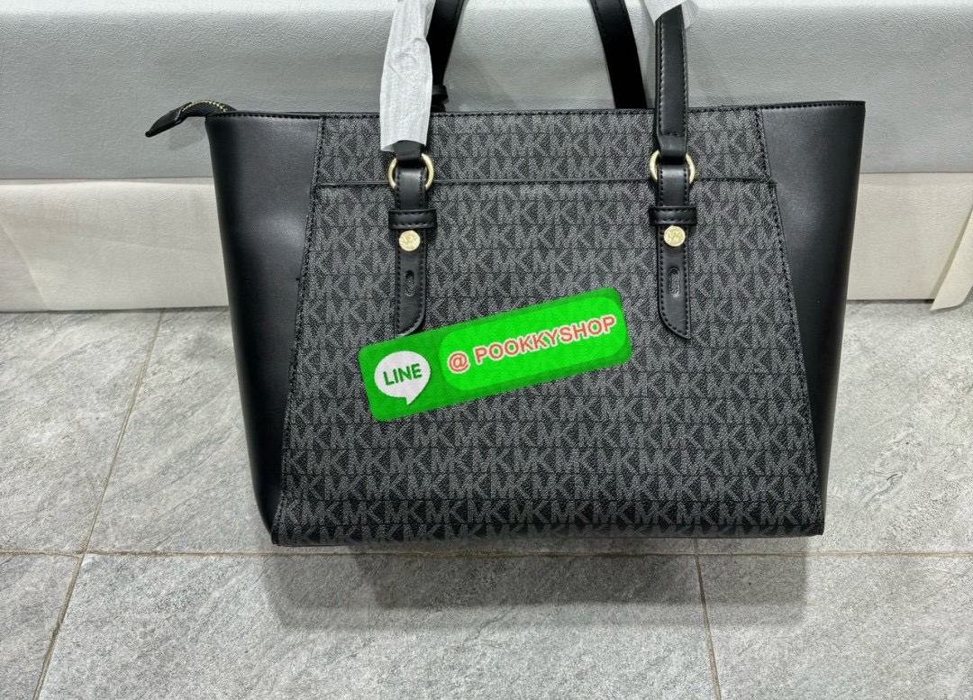 MICHAEL KORS TOTE BAG กระเป๋าสะพายไหล่ทรง Tote ใบใหญ่กำลังดีหนัง Saffiano สวยหรูอยู่ทรง ด้านหน้าประดับโลโก้สีทองสวย พร้อมอะไหล่ห้อยแบรนด์ ภายในมี 2 ช่องหลัก 1 ช่องซิปกลาง และช่องเล็ก ใส่ของจุกจิก และสายห้อยกุญแจ กว้างและจุ ใส่ ipad เอกสาร A4 กระเป๋าสตางค์