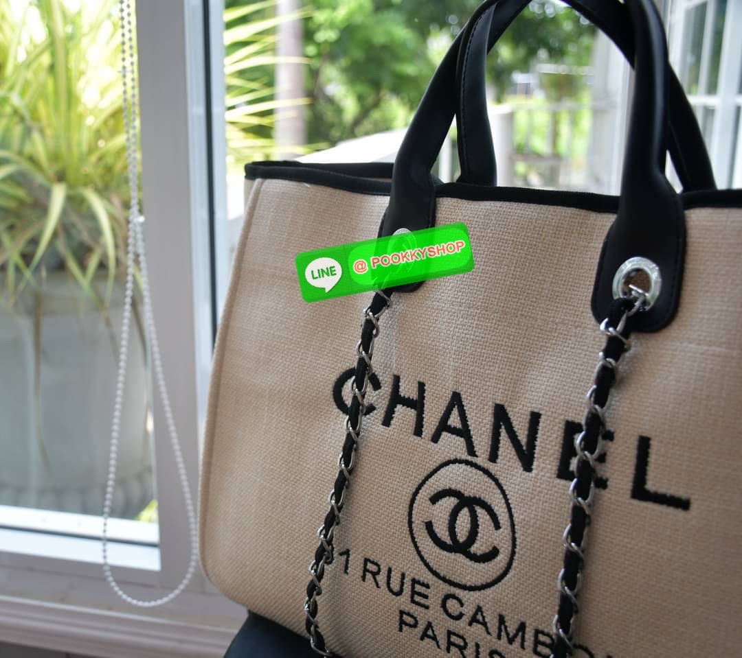 premium gift Chanel Tote canvas จากแบรนด์ Chanel กระเป๋าสะพาย Chanel Tote canvas โลโก้ปักกระเป๋าทรง Tote ผ้า canvas เนื้อหนาอย่างดีมีซับใน ด้านหน้าปักโลโก้ไข่มุกแบรนด์หรู หูจับมี 2 แบบคือ แบบสายหนัง และ โซ่ สามารถสะพายไหล่ได้คะ ใบใหญุจุของคุ้ม แต่น้ำหนักเ
