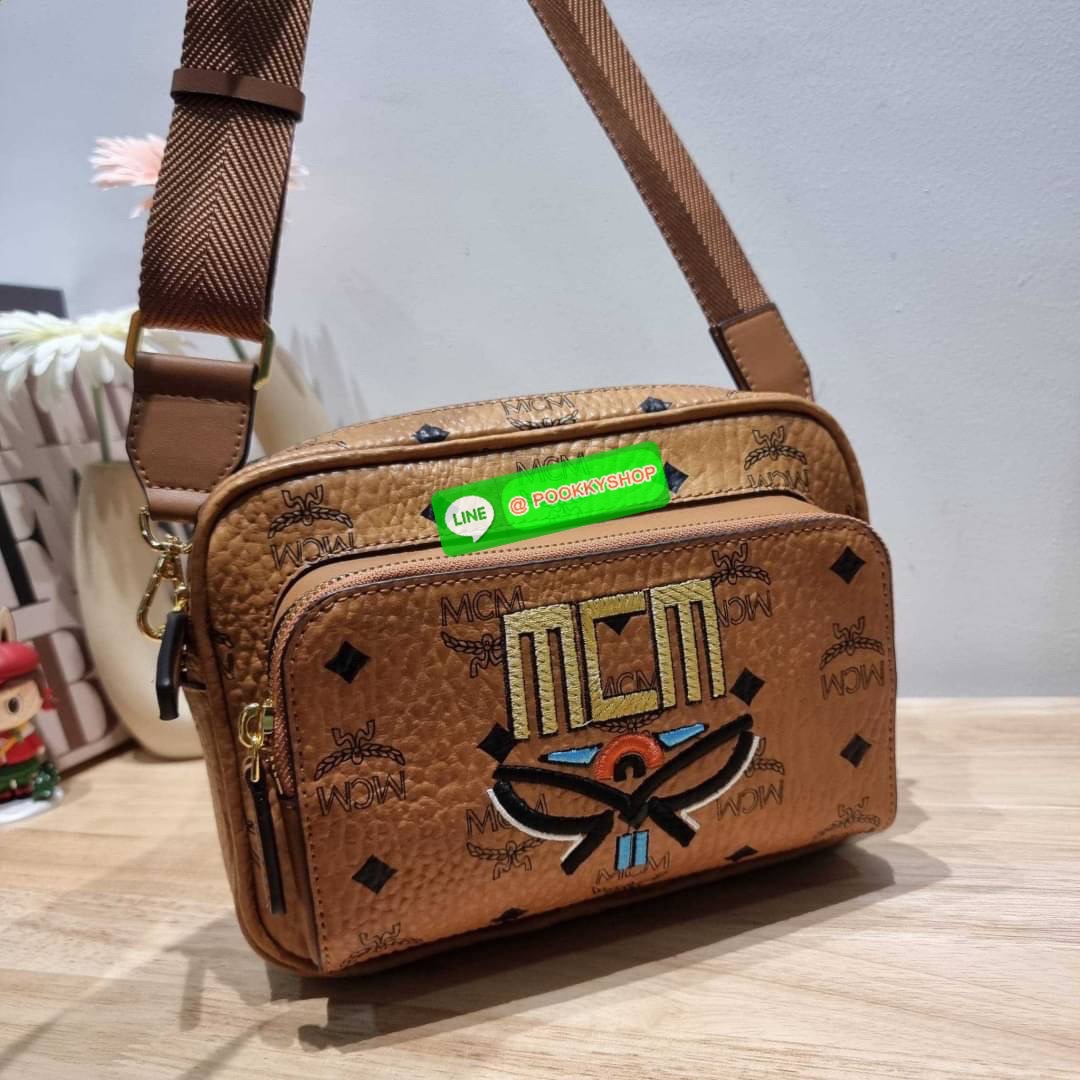 MCM KLASSIK CROSSBODY IN GEO LAUREL คอลเลคชั่นใหม่ที่เพิ่มความสไตลิชให้กับกระเป๋า ด้วยโลโก้จีโอลอเรล โดดเด่นสวยคม กระเป๋าสะพายข้างทรงคลาสสิค ขายดี วัสดุหนังแคนวาสคุณภาพ มีช่องหลัก 2 ช่อง เปิด-ปิดด้วยซิป ด้านหลังมีช่องย่อยอีกหนึ่ง ภายในโล่งกว้าง ใส่กระเป๋า