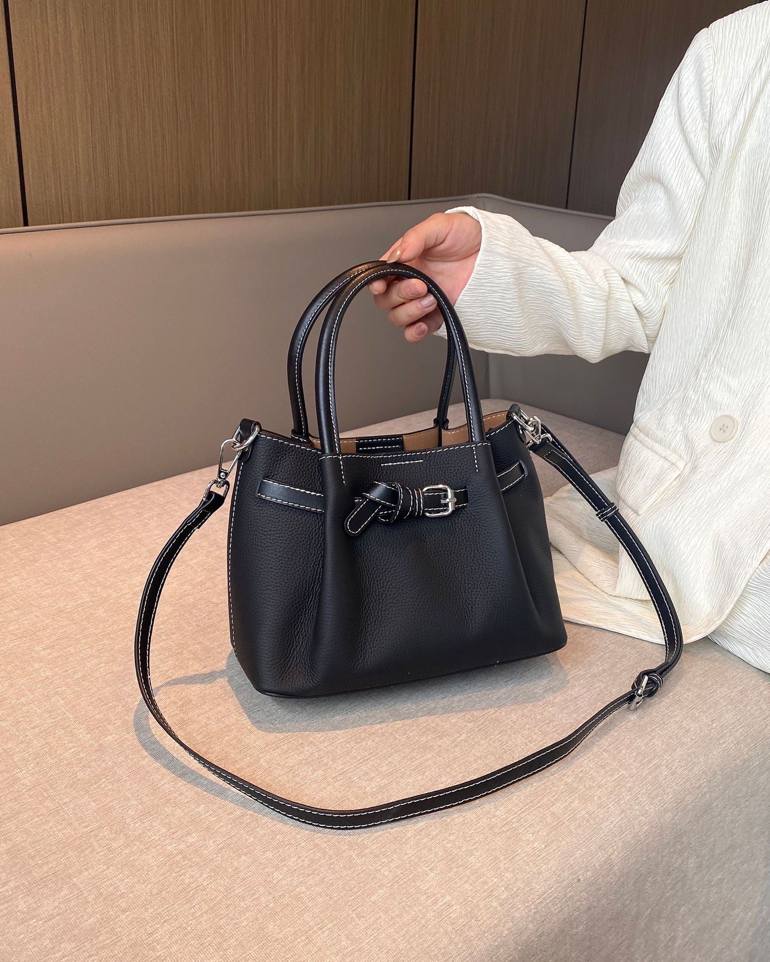 กระเป๋าหนังแท้ทรงtote งานหนังแท้💯 Genuine leather หนังลาย togo รักษาง่าย ใช้งานได้ยาวนาน ขนาดกำลังดี น้ำหนักเบา มีสายสะพายยาว หนังแท้มีความคงทนและสามารถใช้งานได้ยาวนาน เมื่อได้รับการดูแลที่ดี หนังจะมีความนุ่มและยืดหยุ่น แต่ยังคงแข็งแรง นอกจากนี้ ห