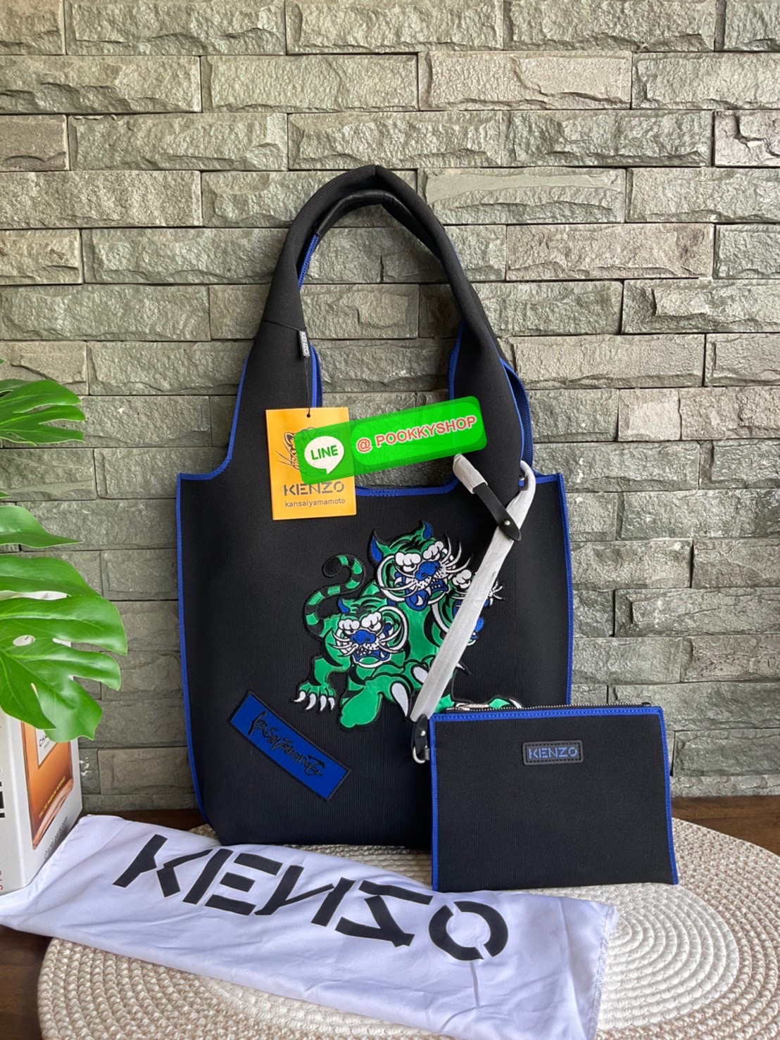 🚚 พร้อมส่ง 🚚 KENZO X KANSAI YAMAMOTO TIGER TOTE BAG กระเป๋าสะพายไหล่ ทรง โท้ทิสี ดำ และ น้ำเงินเข้ม x คันไซ ยามาโมโตะ Three Tigers จาก KENZO โดดเด่นด้วยลวดลายปัก วัสดุเป็นผ้าอย่างหนานุ่มคุณสมบัติพิเศษเฉพาะแบรนด์ น้ำหนักเบามากๆ หูหิ้วด้านบน