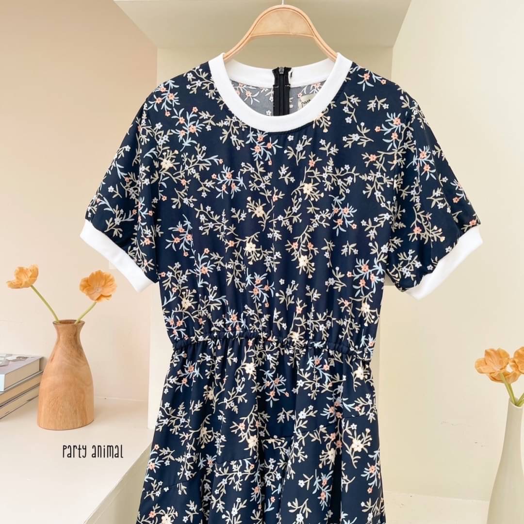 Maxi dress ทรงคอกลมเอวยางยืด ต่อชายกระโปรงหางปลาสวยค่ะ ด้านหน้าดีไซน์แต่งระบายเฉียงเล็กๆช่วงกระโปรง เนื้อผ้าโพลีเอสเตอร์พริ้วๆนุ่มใส่สบาย งานมีซับในกระโปรง ซิปหลัง มาพร้อมเชือกผูกเอวค้า 2ลาย