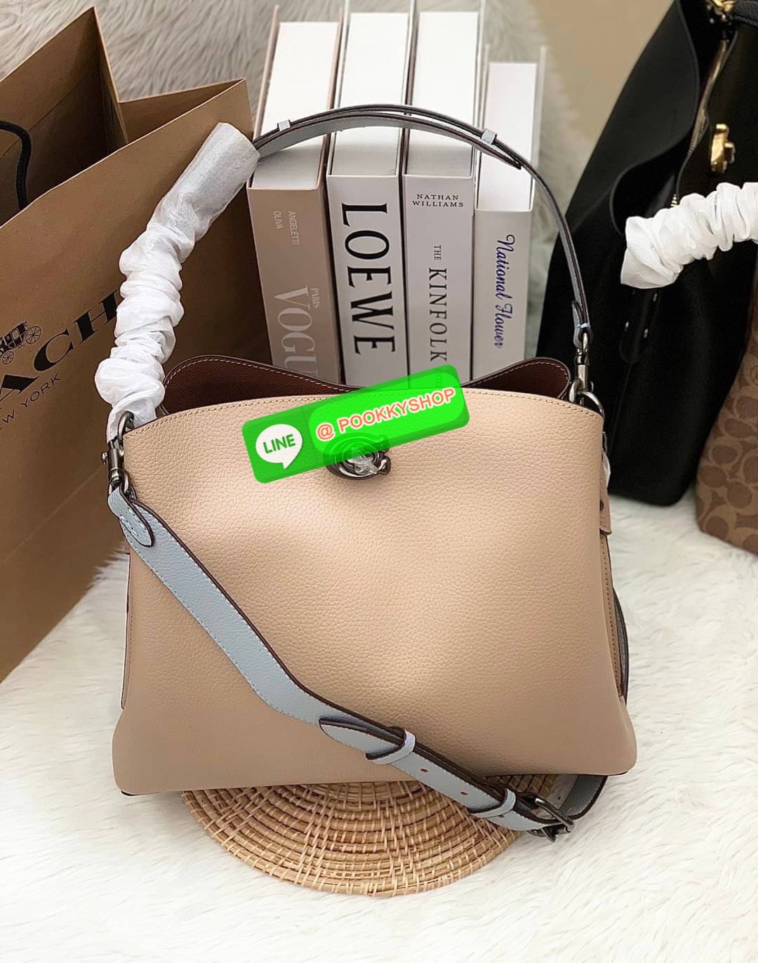 COACH WILLOW SHOULDER BAG ((C2745//C2590//C2621)) พร้อมส่ง ไม่ให้หลงรักยังไงไหว 🔺กระเป๋าหิ้ว//คล้องไหล่//สะพายข้าง สุดคุ้ม! หนังแท้ชั้นดีที่สุด ได้ไปหลงรักแน่นอนค่ะ หนังสวยมากๆ 🔺ตัวกระเป๋าแบ่งเป็นสองช่องหลัก ด้านนึงเป็นแบบหมุนล็อค//อีกด้าน