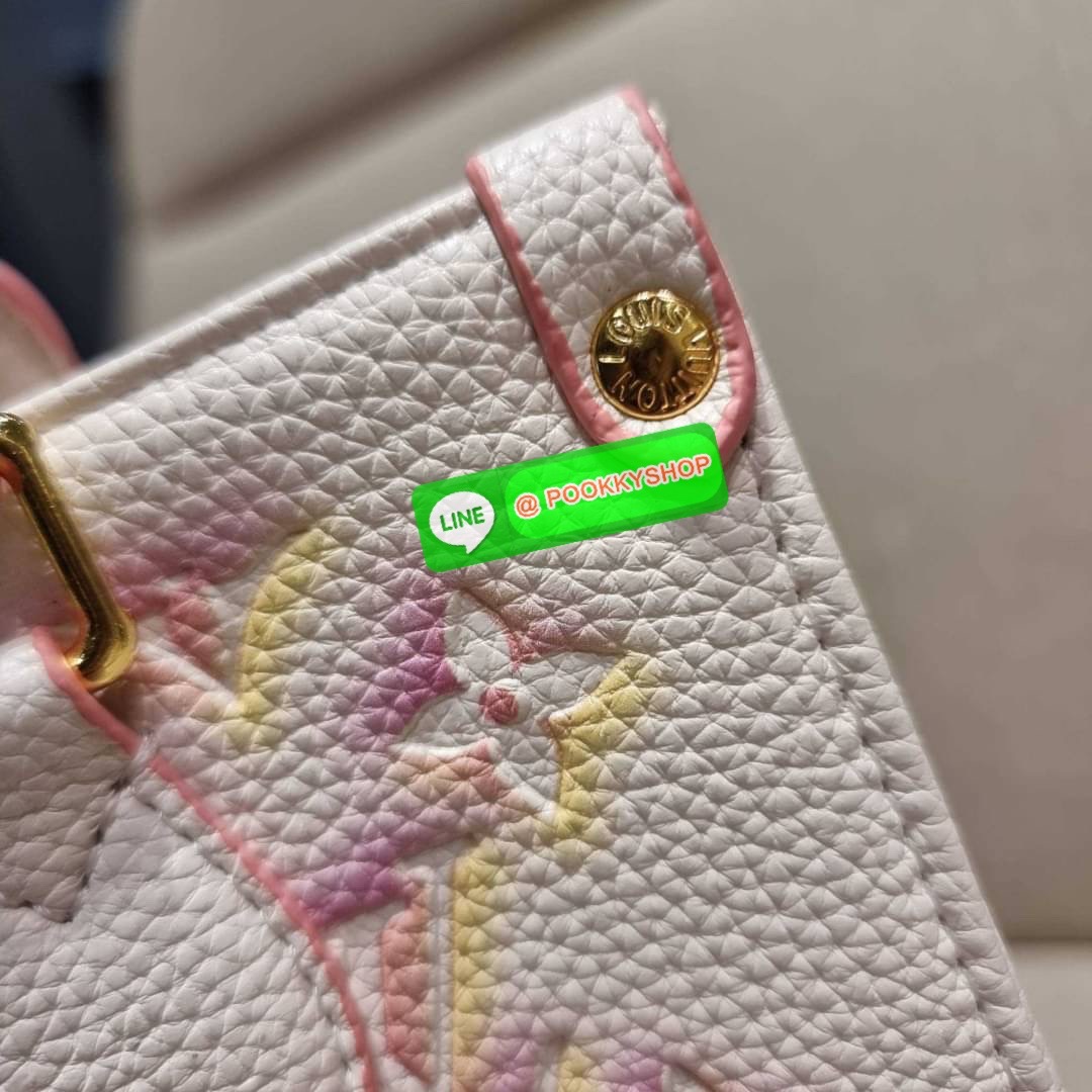 New arrival!! LV crossbody tote bag ดีไซน์ใหม่ น่ารัก ละมุน น่าใช้มาก จากเคาน์เตอร์ dutyfree กระเป๋าทรงโท้ทที่ใครเห็นต้องเป็นคลั่งรัก ดีไซน์คลาสสิค ผู้ดี หรูหรา โทนสีใช้งานง่าย ทุกสไตล์ วัสดุหนัง pepble มาพร้อมหูจับในตัว คล้องแขนก็ดูแพง หรือจะเกี่ยวสายครอ