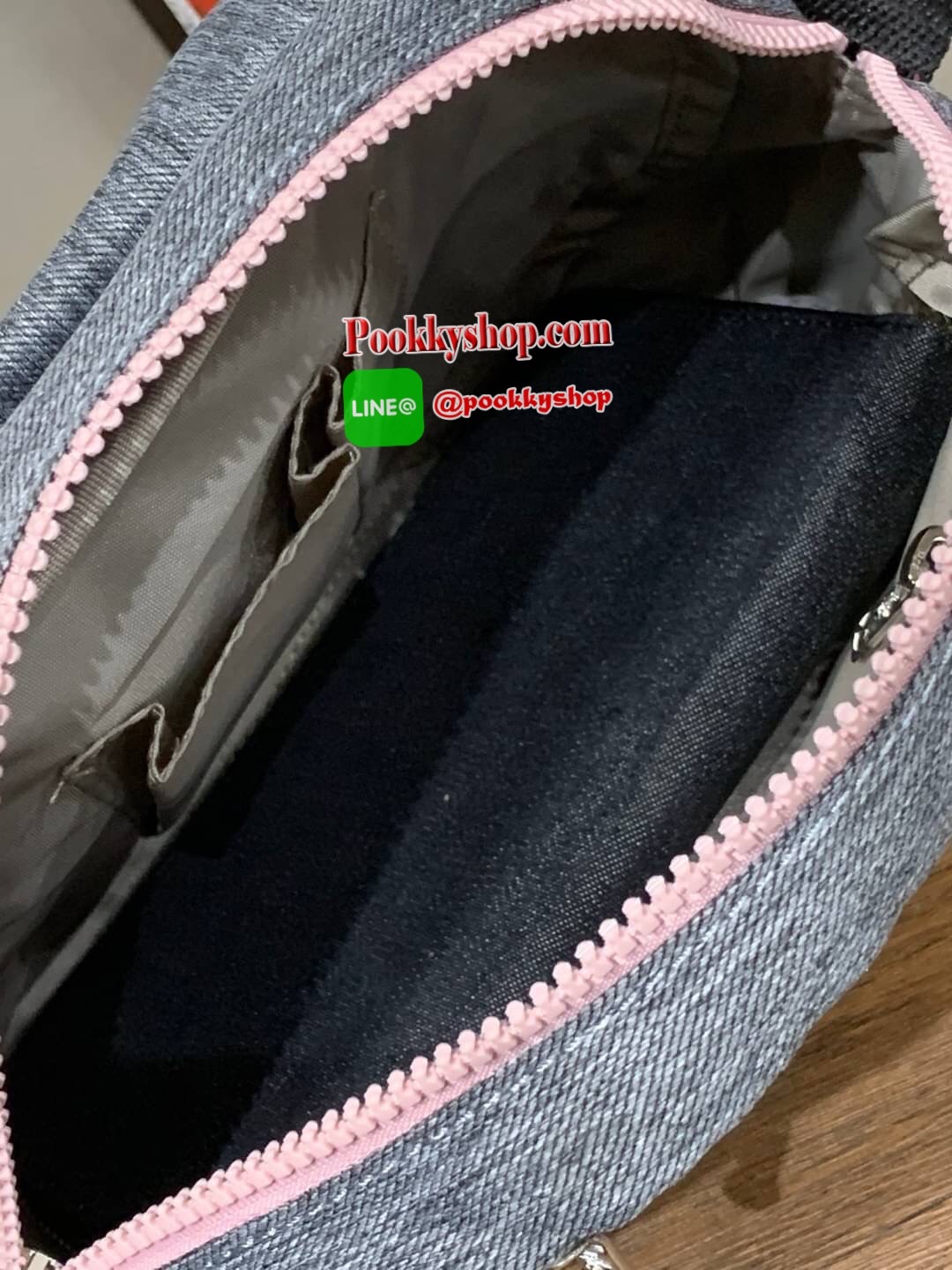 Kipling Flax Shoulder Bag จาก Grey Weave Collection กระเป๋าสะพายข้างทรงcrossbody ปรับความยาวสายให้เข้ากับลำตัวได้ฟรีไซส์ วัสดุpolymide100% ด้านหน้ามีช่องให้หนึ่งช่อง เปิดปิดช่องซิปหลัก แบบซิปเดียว ภายในกว้างของและมีช่องซิป/ช่องเล็กให้ใส่ของจุกจิก ด้านหน้า