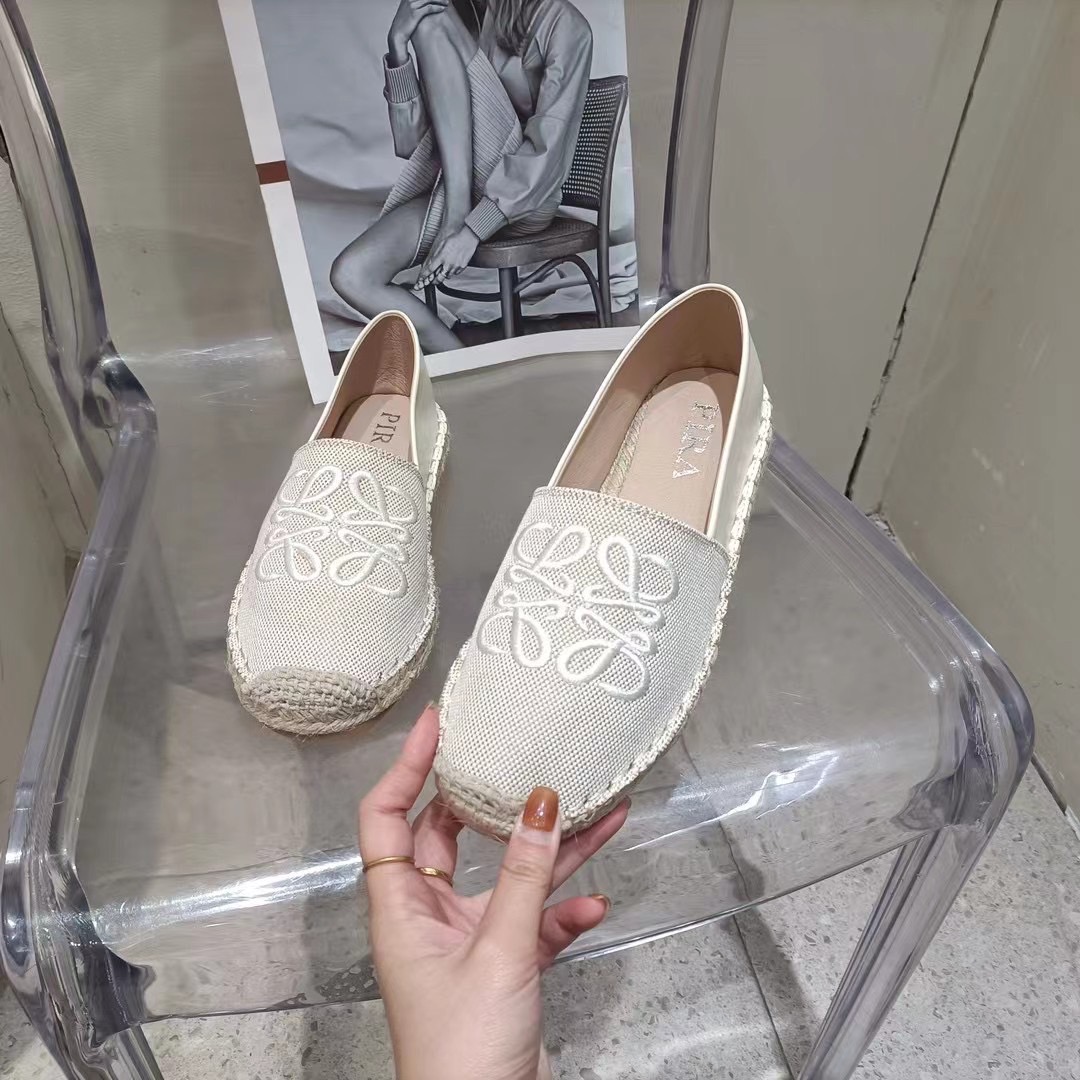 Shoe slip on รองเท้าBrand slip on งานสวยมาใหม่ รุ่นนี้ใส่สบาย ใส่แมตช์กับชุดง่าย สาวๆควรมีค่า💖