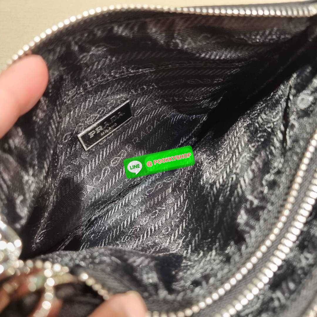 PRADA RE-EDITION 2000 RE-NYLON SHOULDER BAG ไอเท็มสุดโปรด unisex กระเป๋าสะพายข้าง ดีไซน์เรียบง่าย แต่มีความหรูในตัว รูปทรงพกพาสะดวก หยิบใช้ได้ในทุกๆวัน อีกหนึ่งคอลเลคชั่นขายดี วัสดุผ้าไนล่อนคุณภาพ พร้อมใบลูก ไว้ใส่เหรียญ ใส่กุญแจได้สารพัด เปิด-ปิดด้วยซิปห