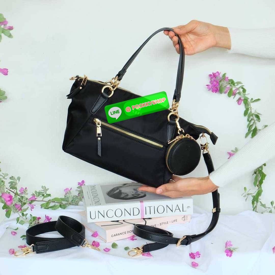 รุ่น KANNY with zipper รุ่นนี้พัฒนาต่อยอดมาจากรุ่น KANNY คอลเลคชั่นเดิมที่เป็นหนึ่งรุ่นที่ขายดีของทางแบรนด์เพราะเป็นกระเป๋าที่ฟังชั่นตอบโจทย์การใช้งานมากที่สุด 📍ตัวกระเป๋าน้ำหนักเบามาก 📍ทำจากไนล่อนนาโนกันน้ำ 📍ทำช่องแบ่งเก็บด้านใน ใ