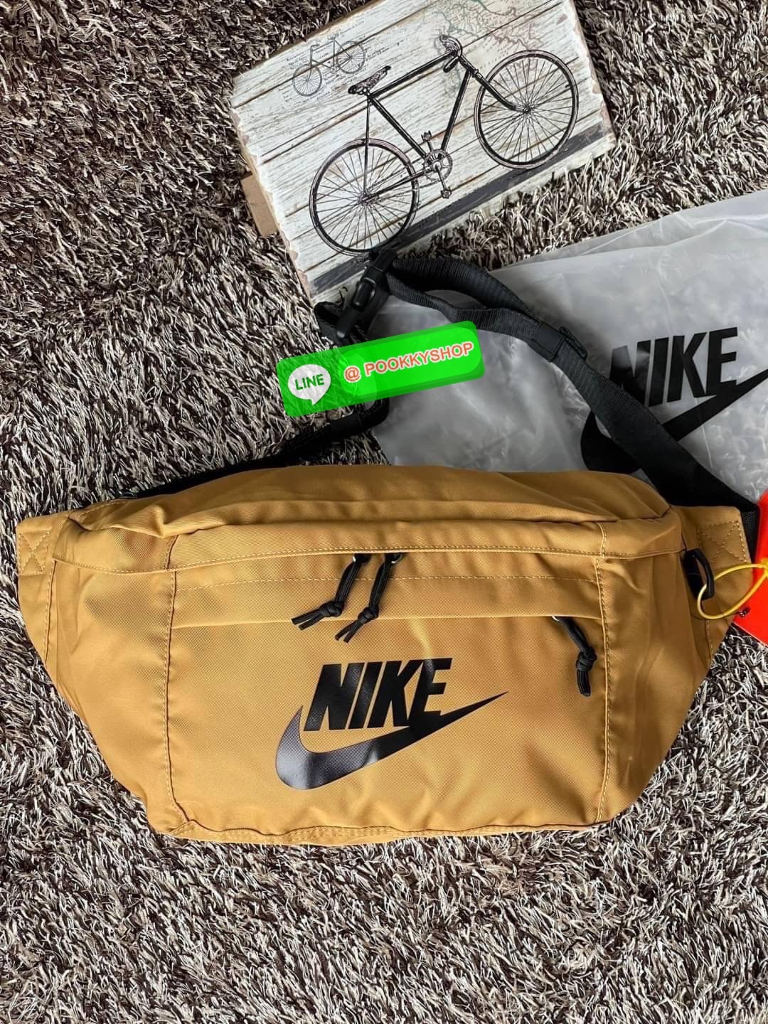 💕Nike Tech hip pack กระเป๋าคาดเอว Nike Tech รุ่นใหม่ชนช้อป!! ให้คุณหยิบใช้อุปกรณ์กีฬาและพกพาได้อย่างง่ายดาย พร้อมโดดเด่นด้วยกระเป๋าซิป 2 จุดสำหรับเก็บสิ่งของ และสายกระเป๋าแบบปรับได้เพื่อให้แนบกับลำตัว ใช้งานได้คล้องตัว ใส่ของได้จุสมใจเลยคร้า