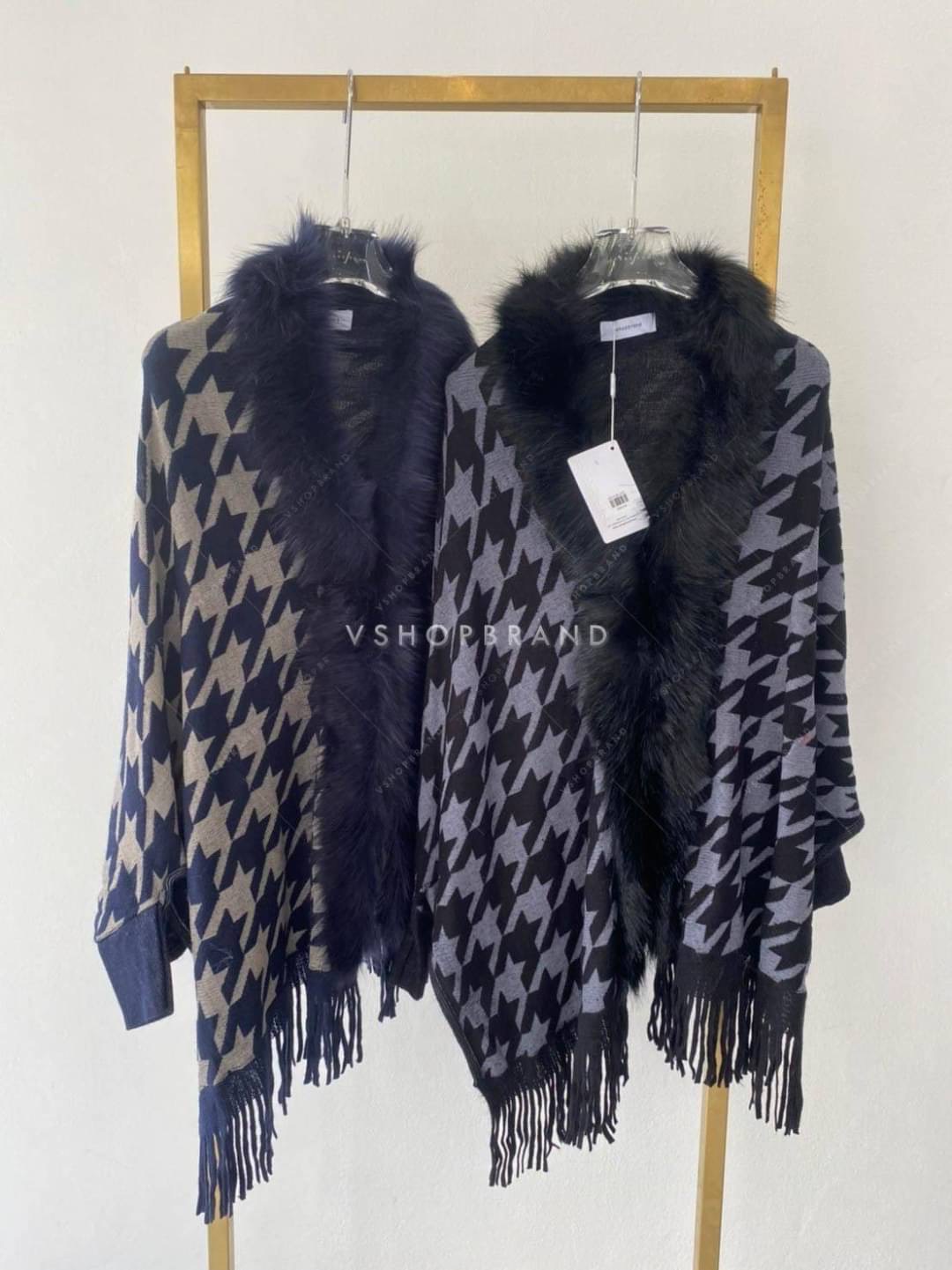 เสื้อคลุมแขนยาวลายชิโน แต่งขนเฟอช่วงคอ ช่วงปลายแต่งพู่ งานสวยแพงให้ลุคมาดามสาวท่านหนึ่ง ผ้าคลุมนิ่มเวอร์ ใส่สบาย รีบจับจองเป็นเจ้าของได้เลยจร้า