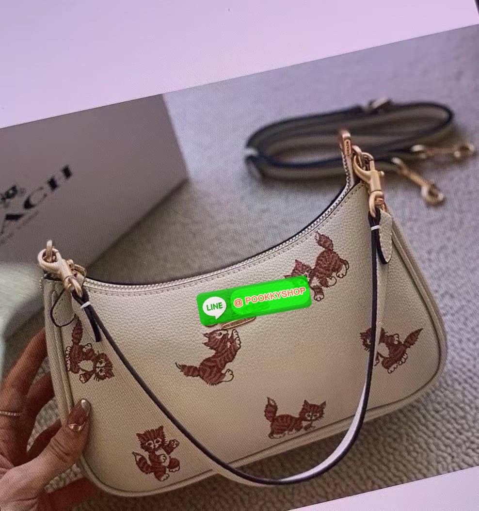 COACH TERI SHOULDER BAG WITH DANCING KITTEN PRINT🐈 Coach CC777-กระเป๋าขนาดที่น่ารักจนใจบาง 🌸✨ หนังเรียบ ชัด เพิ่มความหวานแบบมีพลัง ใช้งานง่าย หิ้วก็ได้ สะพายก็สวย สลับสายได้ 2 แบบในใบเดียว น้ำหนักเบา ฟังก์ชันครบ ถือออกงานหรือใส่ไปเด