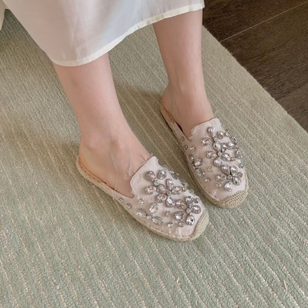 พร้อมส่งคะ รองเท้าเปิดส้น งานsignature ของทางร้าน เพชรเวอวังอลังการ สวยยืน1 🥇มาแล้วจ้า ทรงสวยอย่างดี งานเกร๋เรียบหรูดูแพง ตัวนี้ห้ามพลาด ใส่สบายจะแมตช์กับกางเกง👖หรือกระโปรง👗ก็ได้ค่ะ แม่ค้าคอนเฟริม ห้ามพลาดเลยจ้าตัวนี้แนะนำ อย่าช้าร