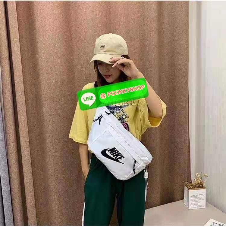 Nike Tech hip pack กระเป๋าคาดเอว Nike Tech รุ่นใหม่ชนช้อป!! ให้คุณหยิบใช้อุปกรณ์กีฬาและพกพาได้อย่างง่ายดาย พร้อมโดดเด่นด้วยกระเป๋าซิป 2 จุดสำหรับเก็บสิ่งของ และสายกระเป๋าแบบปรับได้เพื่อให้แนบกับลำตัว ใช้งานได้คล้องตัว ใส่ของได้จุสมใจเลยคร้า