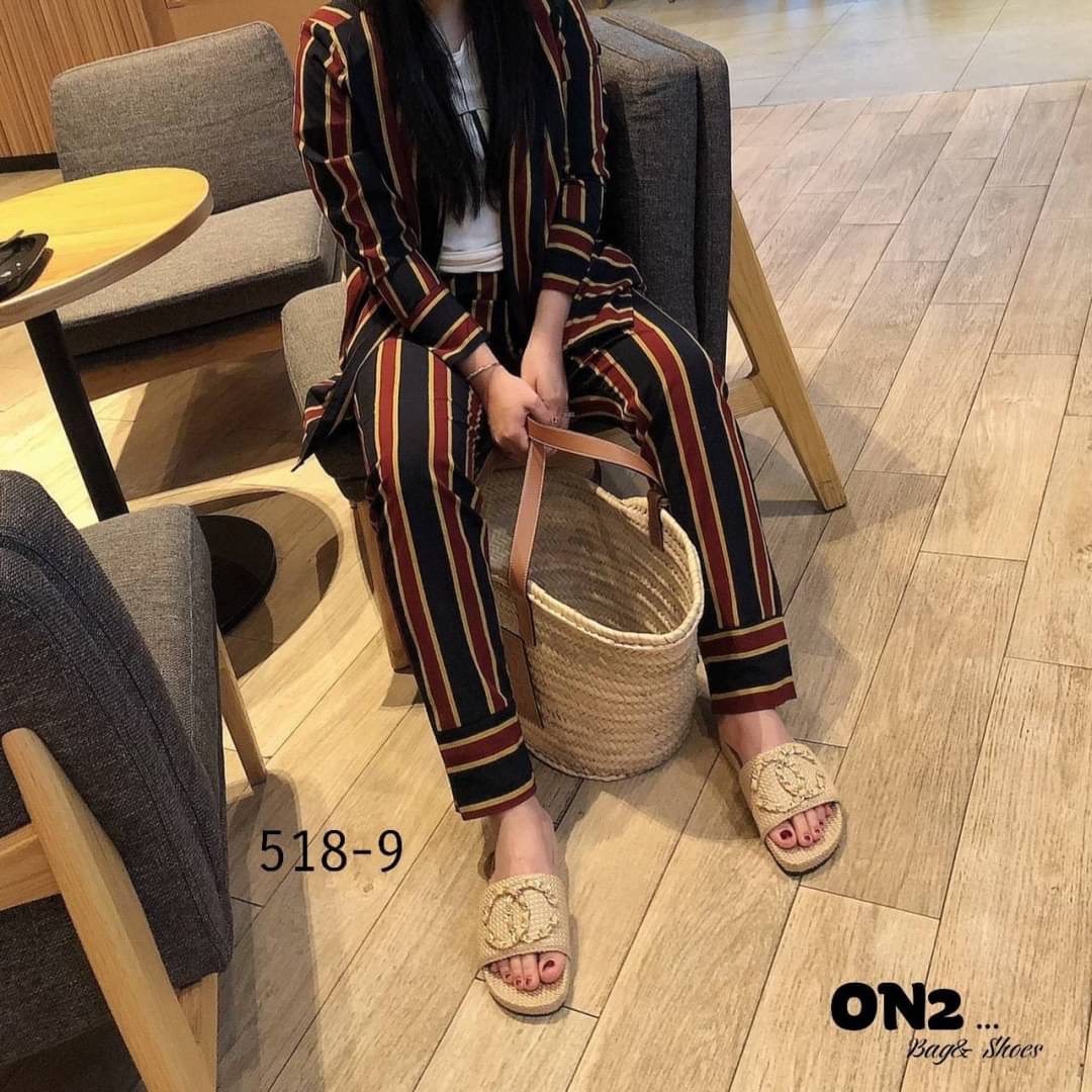 รองเท้าแตะchanel หน้าแต่ง อะไหล่โซ่รอย cc สวยมากค่ะ ผ้ากระสอบ collection ใหม่ เพิ่มความ ชิคไปอีก ภายในบุนวม ใส่สบายมาก