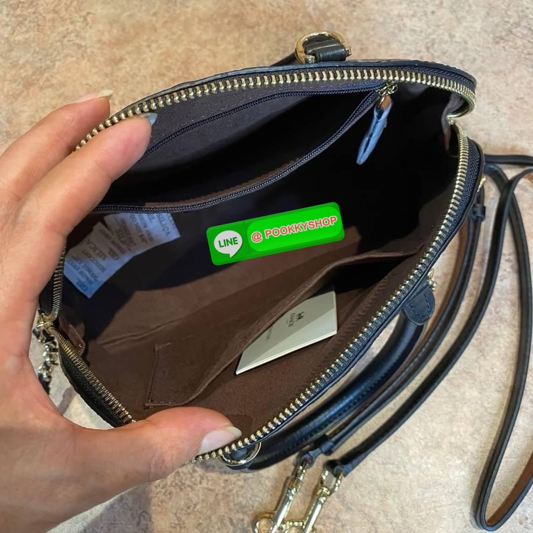 Coach MINI SIERRA SATCHEL IN SIGNATURE DEBOSSED PATENT LEATHER (COACH F55450) หนังกรวดและหนังสิทธิบัตร ด้านในมีซิปและกระเป๋าเอนกประสงค์ ปิดด้วยซิป ซับในด้วยผ้า หูหิ้วพร้อมสายสะพายยาว 3 1/2" สายสะพายถอดได้ขนาด 21 1/2" สำหรับสะพายไหล่หรือสะพายครอส