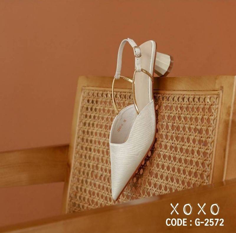 สินค้าพร้อมส่ง สไตล์งานเกาหลี งานสวย เก๋ สไตล์หรู บอกเลยคู่นี้งานสวยเกินราคาขายมากคะ วัสดุผ้าซาตินสีเหลือบทองเล็กน้อย คล้ายผ้าไหม งานสวยมาก ด้านหน้าทรงวี ใส่เก็บเท้า ใส่แล้วขาดูเรียวยาว สึผ้าสีผู้ดีมาก ทรงเปิดส้นด้านหลัง ด้านหลังมียางยืดเล็กน้อย ใส่ง่าย ส