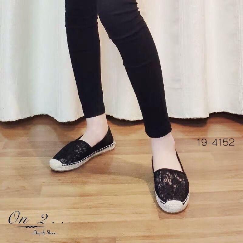 Valentino lace flat shoes งาน Hot item กันเลยจ้าคู่นี้คัชชูลูกไม้ สไตล์วาเรน สวยหวานปนเทห์ งานดีมากลูกสวยเกรดดี แมทช์ง่าย จะใส่กับกระโปรงหรือยีนส์ ก็เป๊ะคะ เป็นอีกคู่ที่สาวๆไม่ควรพลาดนะคะ