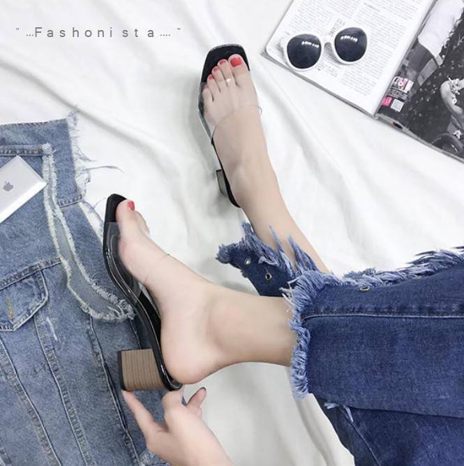 มาถึงแล้วจ้าา แบบขายดีลูกค้าถามหากันเยอะ รองเท้าทรงสวมส้นใหญ่ วัสดุ pu คัตติ้งแน่น สายคาดหน้าเป็นพลาสติกใส เนื้อหนานิ่ม ใส่สบายไม่บาดเท้า ส้นลายไม้ คู่นี้เน้นความเปลือยเท้า ส้นไม่สูงมากเดินง่าย แต่ใส่แล้วดูขาเรียวยาวขึ้น สวยเป๊ะดูแพงเลยค่ะ งานจริงเหมือนแบ