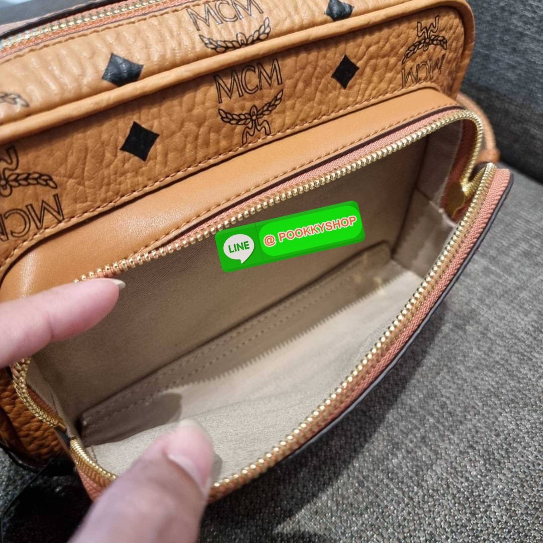 MCM KLASSIK CROSSBODY IN NEW YEAR TIGER VISETOS ใหม่ล่าสุด คอลเลคชั่นรับปีเสือ ของมันต้องมี กระเป๋าสะพายข้างทรงครอสบอดี้ โดดเด่นด้วยลายพริ้นท์น้องเสือคมสวย รุ่นนี้หนุ่มๆหรือสาวๆก็สะพายได้น้า ขนาดกำลังดี วัสดุหนังแคนวาสคุณภาพดี มีช่องหลัก 2 ช่อง เปิด-ปิดด้
