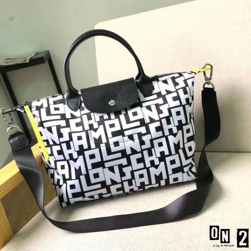 กระเป๋าชอปปิ้งแบรนด์ longchamp size m วัสดุตัวกระเป๋าทำจากผ้ากันน้ำลายlongchamp ชน shop นะคะ หูและฝากระเป๋าทำจากหนังผสมอย่างดี