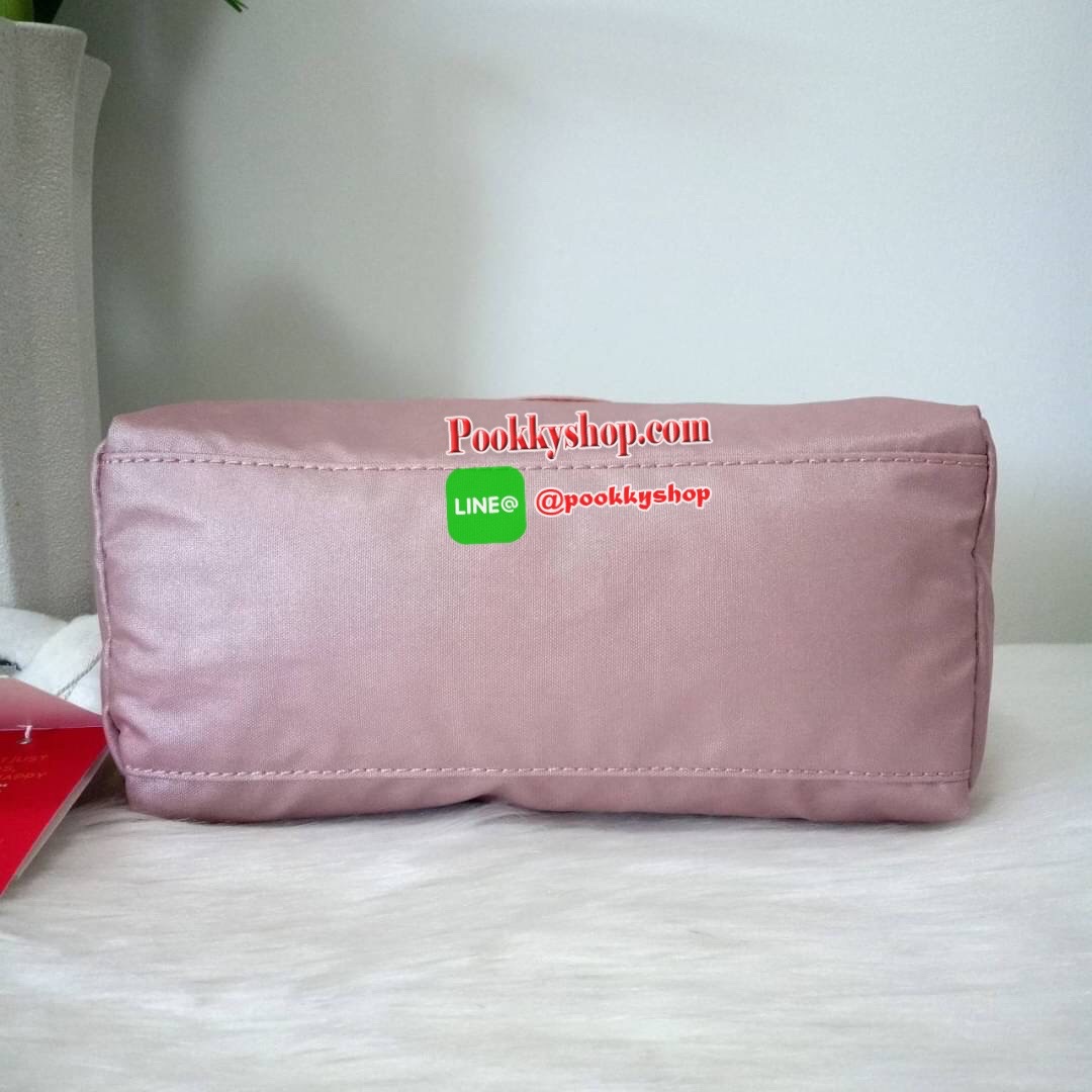 KIPLING Mini Crossbodybag กระเป๋าสะพายข้างขนาดกะทัดรัด ผลิตจากวัสดุ Nylon+ Polyester100% มีช่องใช้งานแยกย่อยมากถึง 4 ช่อง -ด้านหน้ามีช่องซิป 2 ช่อง -ช่องหลักโล่ง กว้าง จุของใช้ได้เยอะ -ด้านหลังมีช่องซิปอีก 1 ช่อง มาพร้อมพวงกุญเเจลิง สายสะพายยาวสามารถปรับไ