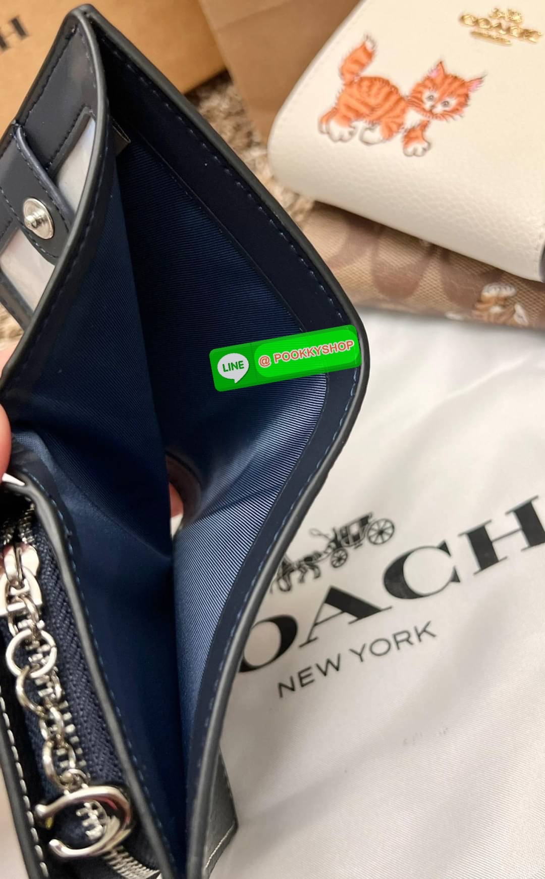 COACH SNAP WALLET ((cc472//cc920//cc922)) 🌍พร้อมส่ง ใหม่ล่าสุด สุดคิ้วว ห้ามพลาดก่อนหมดค่ะ! ✔️กระเป๋าเงินใบสั้น หนังแท้ สกรีนล์ลายน้องหมา//น้องแมว สุดน่ารักมากค่ะ ✔️เปิดปิดกระเป๋าแบบกระดุม ภายในมีช่องเสียบบัตร6ช่อง//ช่องใส่ธนบัตรตามย