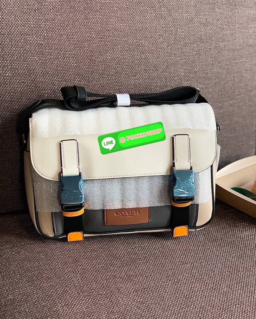 COACH TRACK CROSSBODY IN COLORBLOCK ((4141//4021)) พร้อมส่งที่ไทย ใหม่ล่าสุดค่ะ! กระเป๋าสะพายครอสบอดี้ร์หรือสะพายข้าง หนังแท้ชั้นดีที่สุด หนังนิ่มสวยมากๆค่ะ ด้านหน้าเย็บป้ายหนังโลโก้แบรนด์ เปิดปิดกระเป๋าแบบกดล็อคสองข้าง ภายในมีช่องตอนหน้าหนึ่งช่อง;มีซิปเป