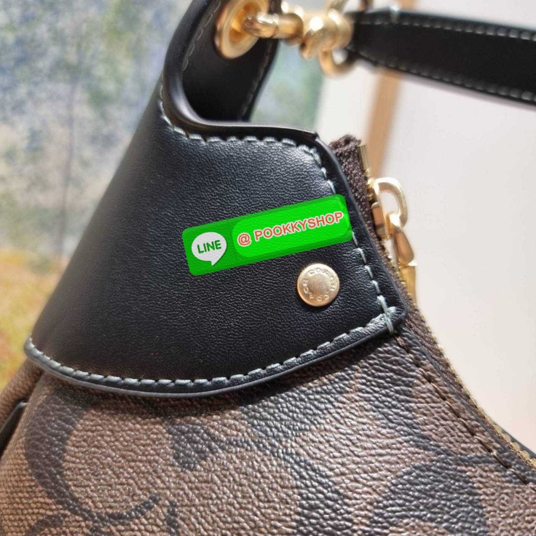 COACH CI791 MARA HOBO IN SIGNATURE CANVAS 🔆 Details รุ่นใหม่ พร้อมสีใหม่ก่อนใคร กับกระเป๋าสะพายทรงโฮโบ ใบใหญ่จุใจ ดีไซน์ออกมาให้รูปทรงดูหรู สุดพิเศษที่มีสายสะพายมาให้ถึง 2 แบบ เป็นสายสั้นสำหรับสะพายไหล่ และสายยาวสำหรับสะพายข้าง สามารถสลับใช้ได้ตาม