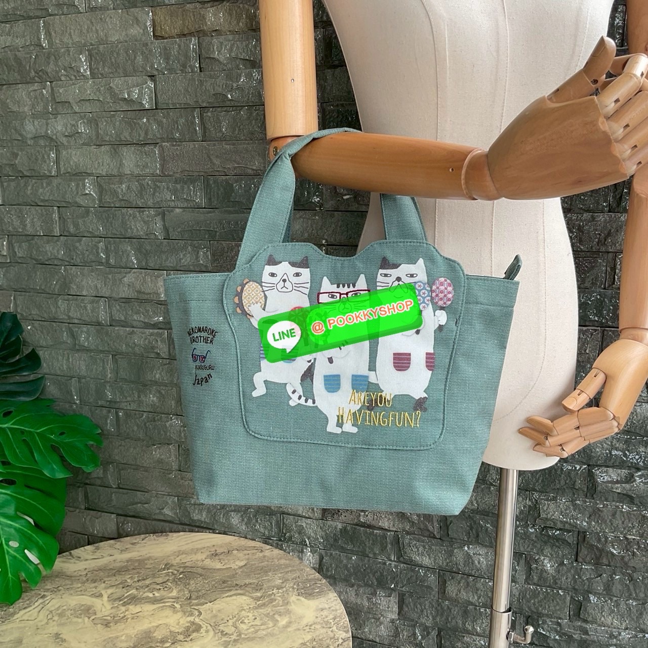 กระเป๋าถือ คล้องแขน ทรงโท้ทสุดเก๋และน่ารัก Nekomaruke Hamipoke Bag จาก Kusguru Japan กระเป๋าโท้ทสุดน่ารักใบนี้เหมาะสำหรับผู้หญิง และเป็นไอเทมใหม่ในคอลเลกชันฤดูใบไม้ผลิ/ฤดูร้อน 2025